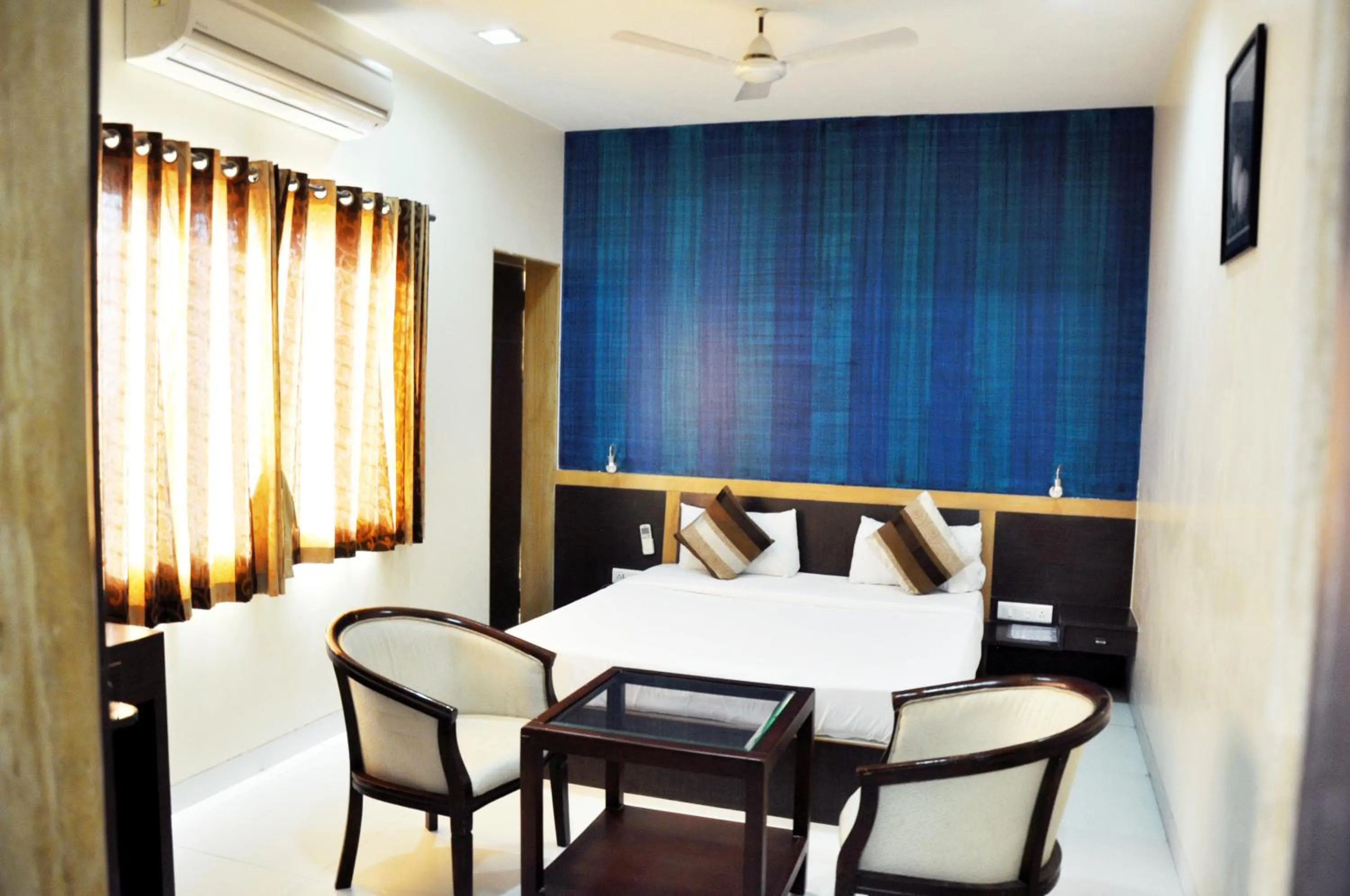 Photo of the whole room, Bed in Carnival Resort