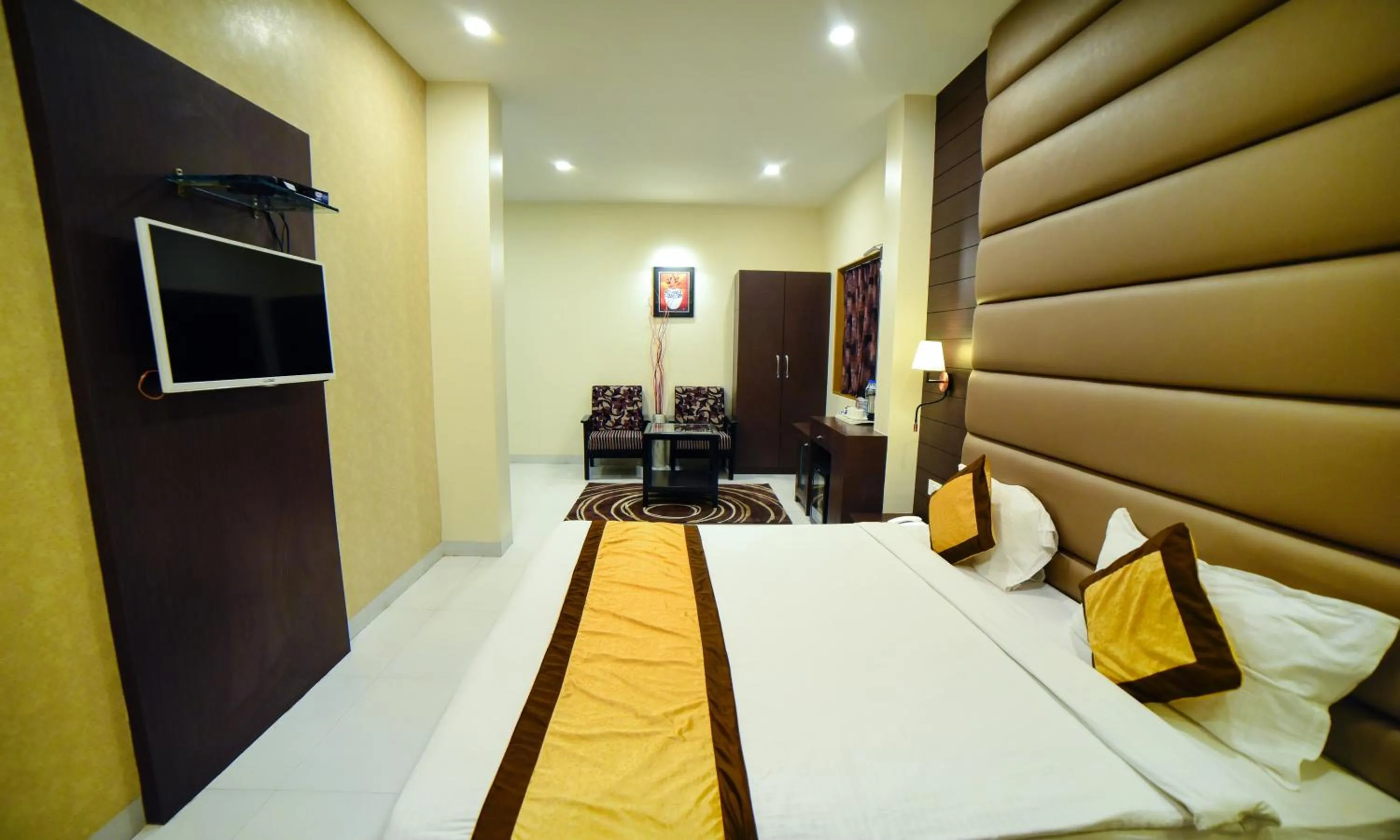 Photo of the whole room, Bed in Carnival Resort