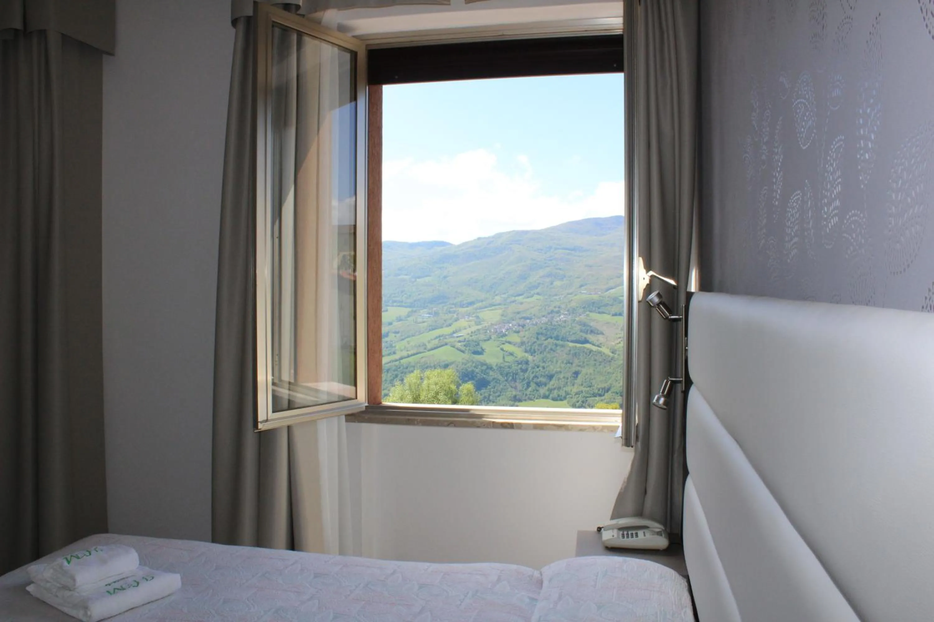 Mountain view, Bed in Albergo Ristorante Miramonti Toano