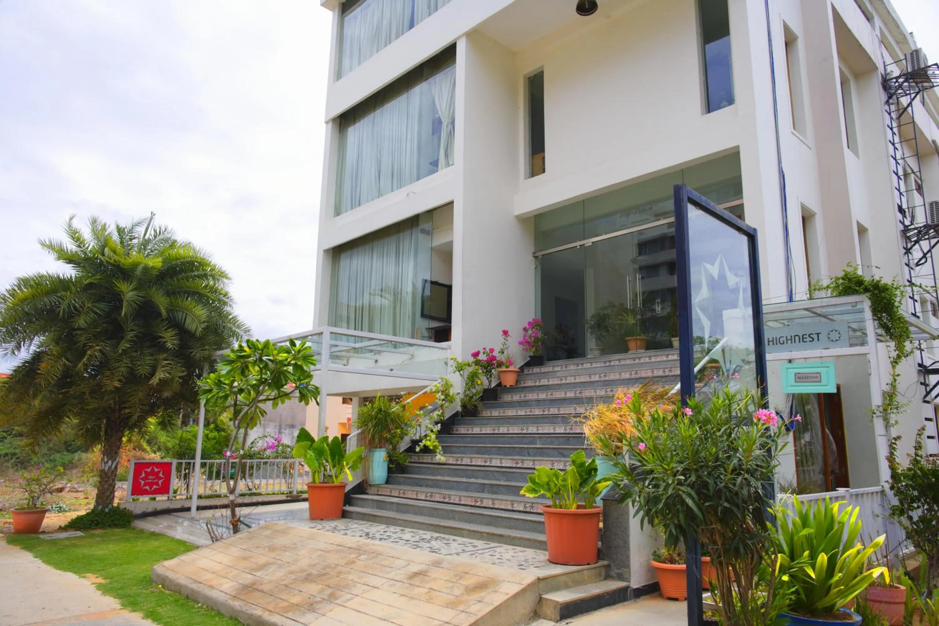 Property building in Hotel Highnest