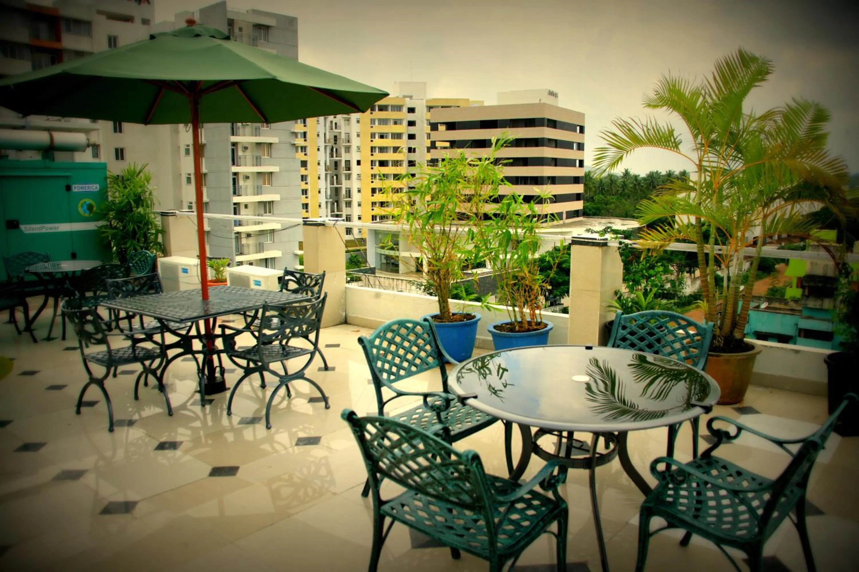 Restaurant/places to eat in Hotel Highnest