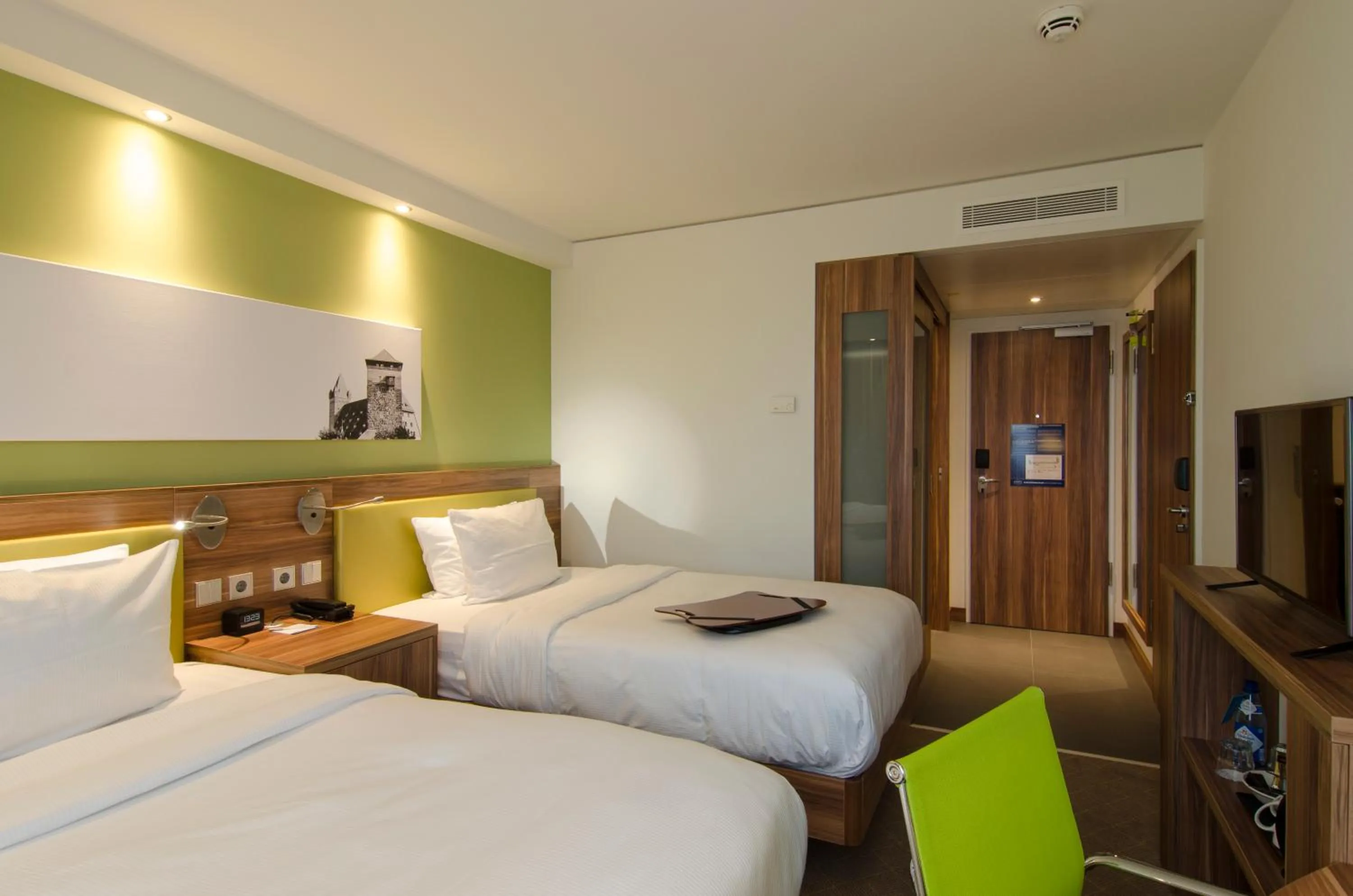 Photo of the whole room, Bed in Hampton by Hilton Nürnberg City Center