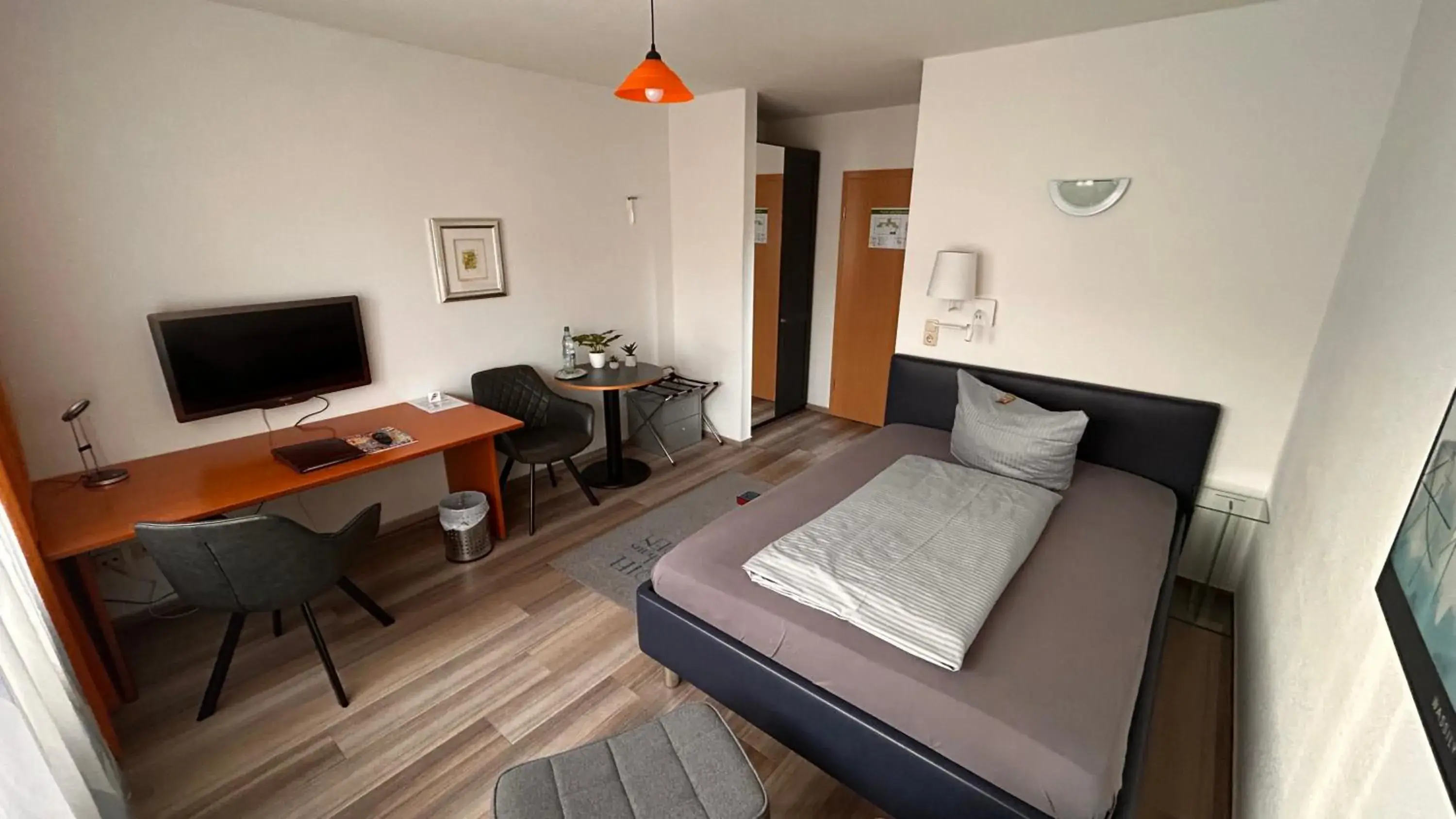 Double Room with queensize bed - single occupancy in Hotel Gästehaus Linden Double Room with queensize bed - single occupancy in Hotel Gästehaus Linden