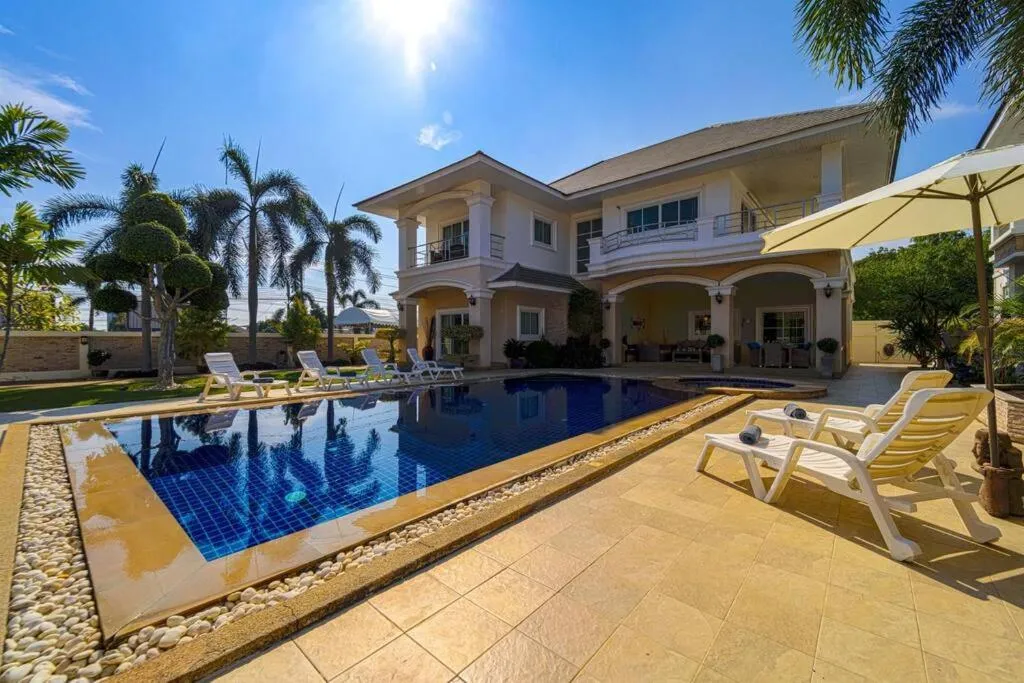 Luxurious 5-Bedroom Private Pool Villa! PV5