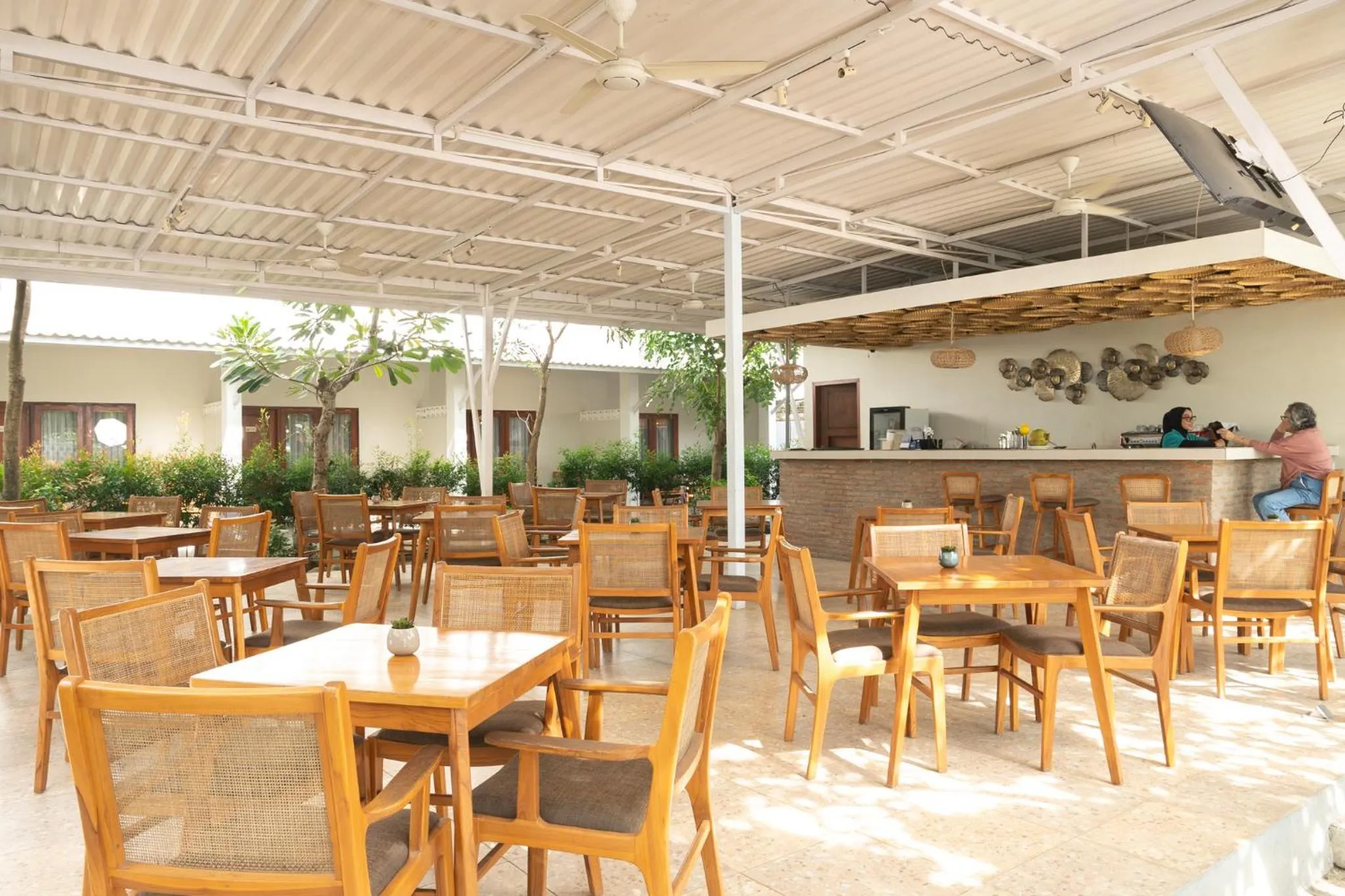 Restaurant/places to eat in Maluk Stay