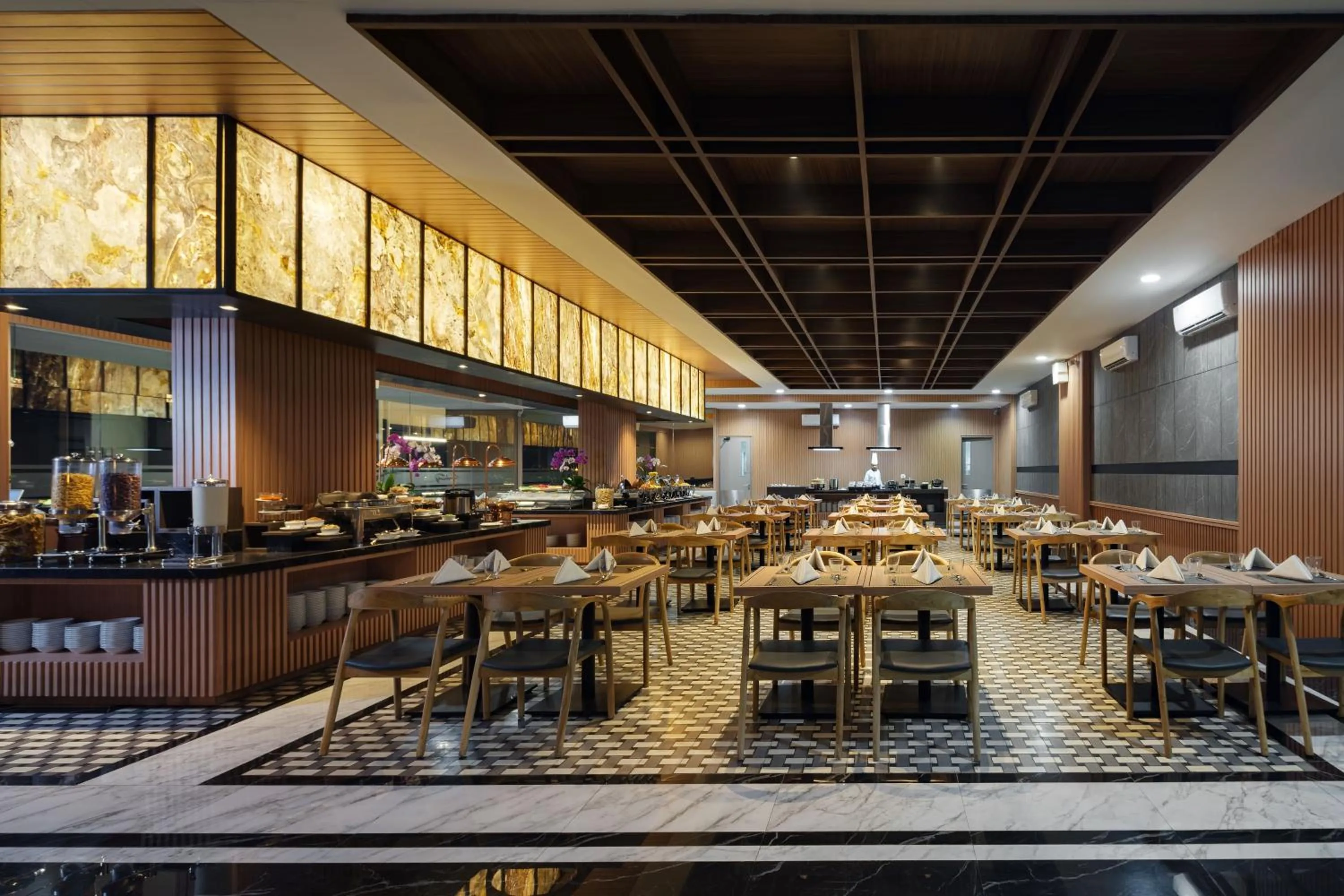 Restaurant/places to eat in Hotel Santika Blitar