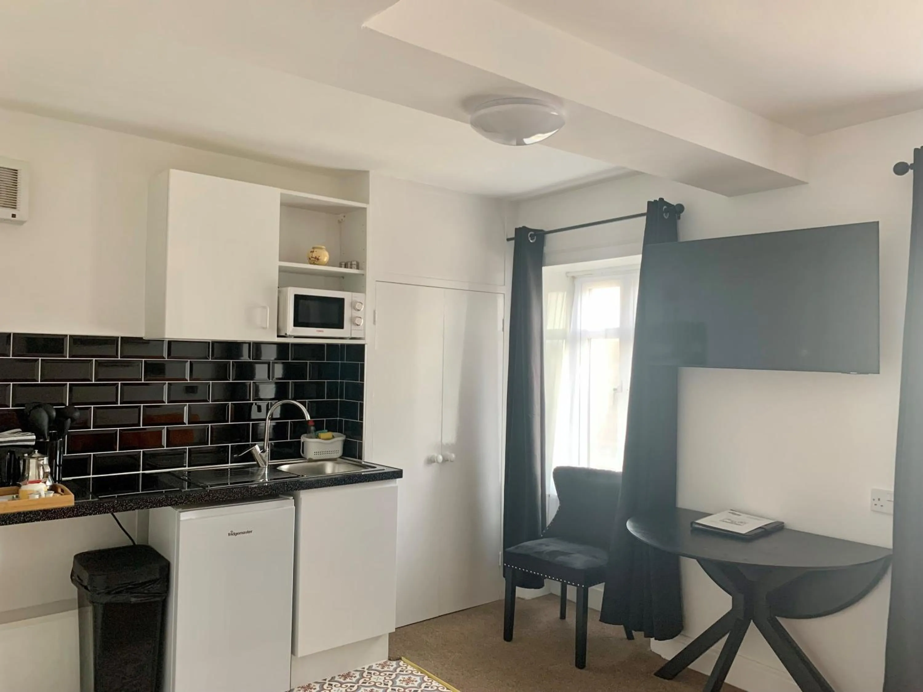 Kitchen or kitchenette in Sarum Apart-Hotel