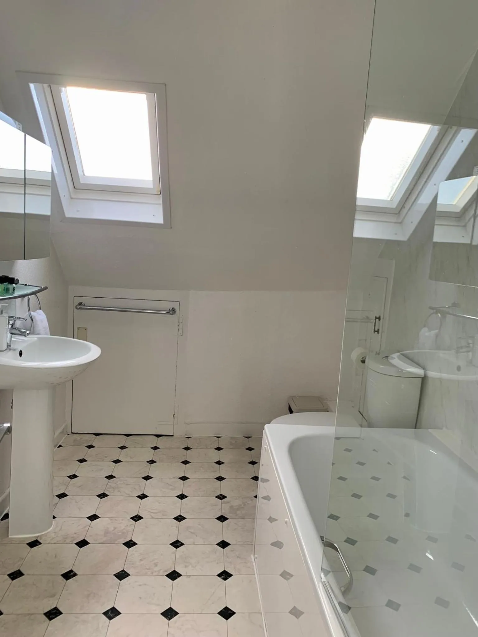 Bathroom in Sarum Apart-Hotel