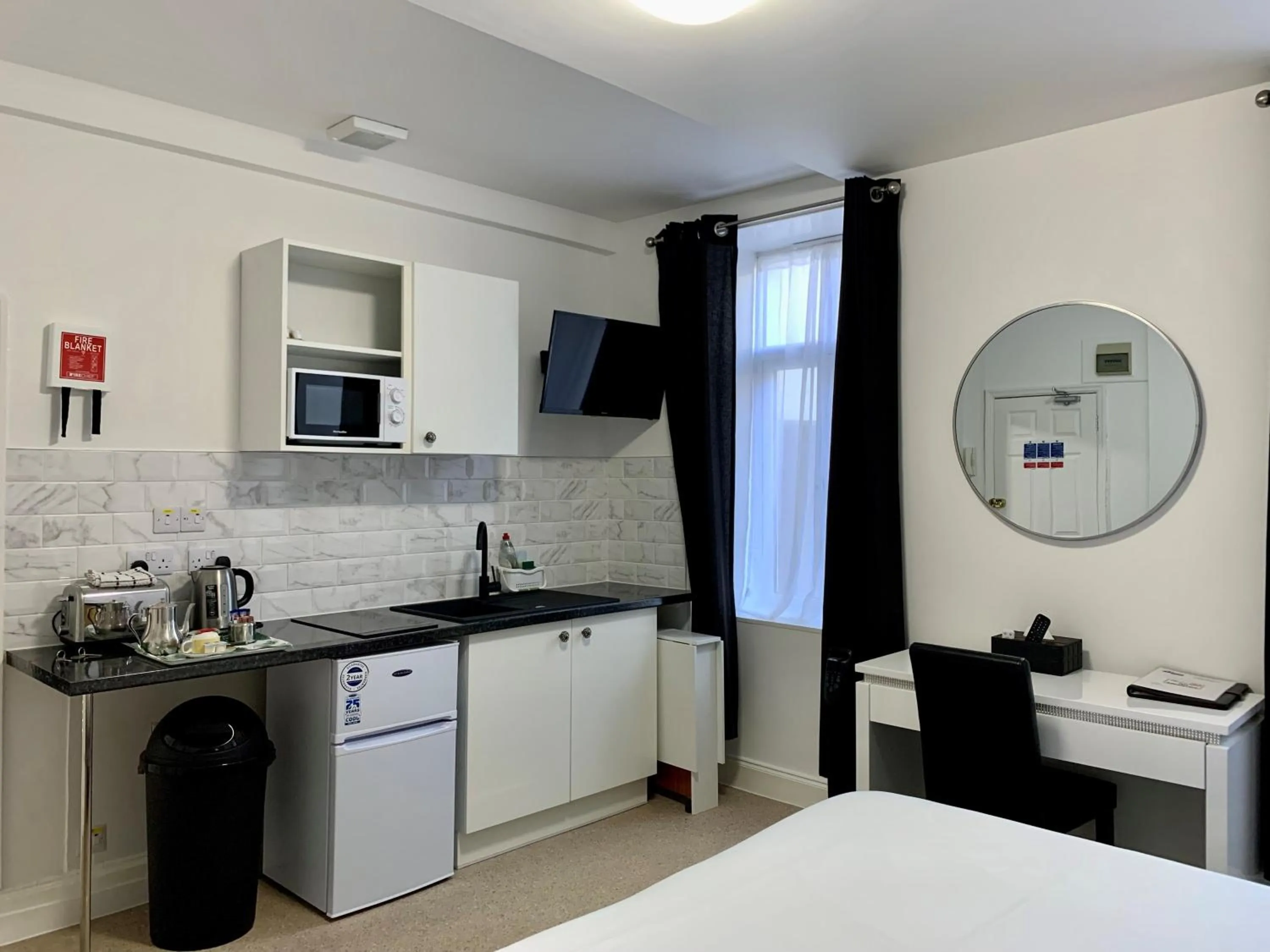 Kitchen or kitchenette, Bed in Sarum Apart-Hotel