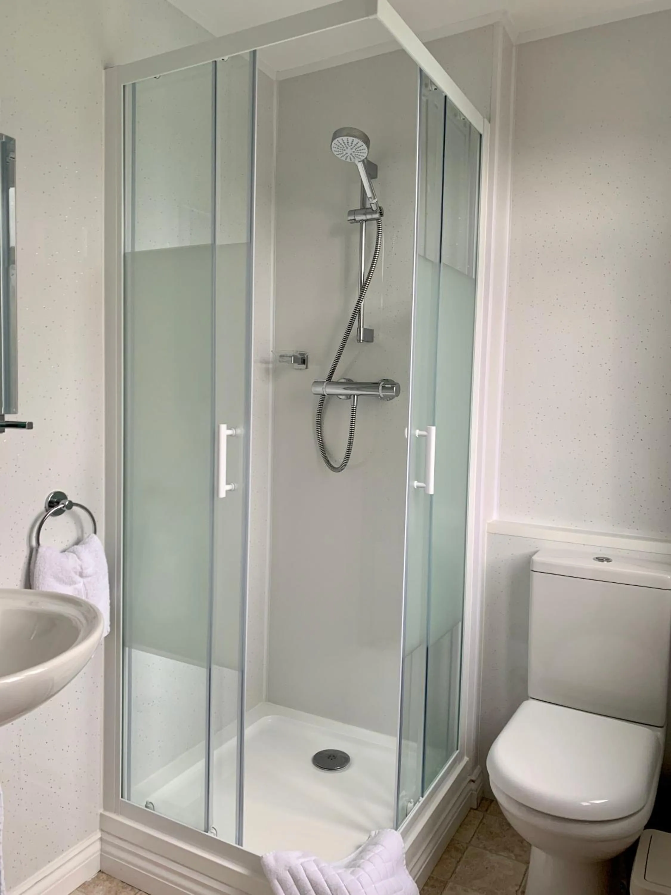 Shower in Sarum Apart-Hotel