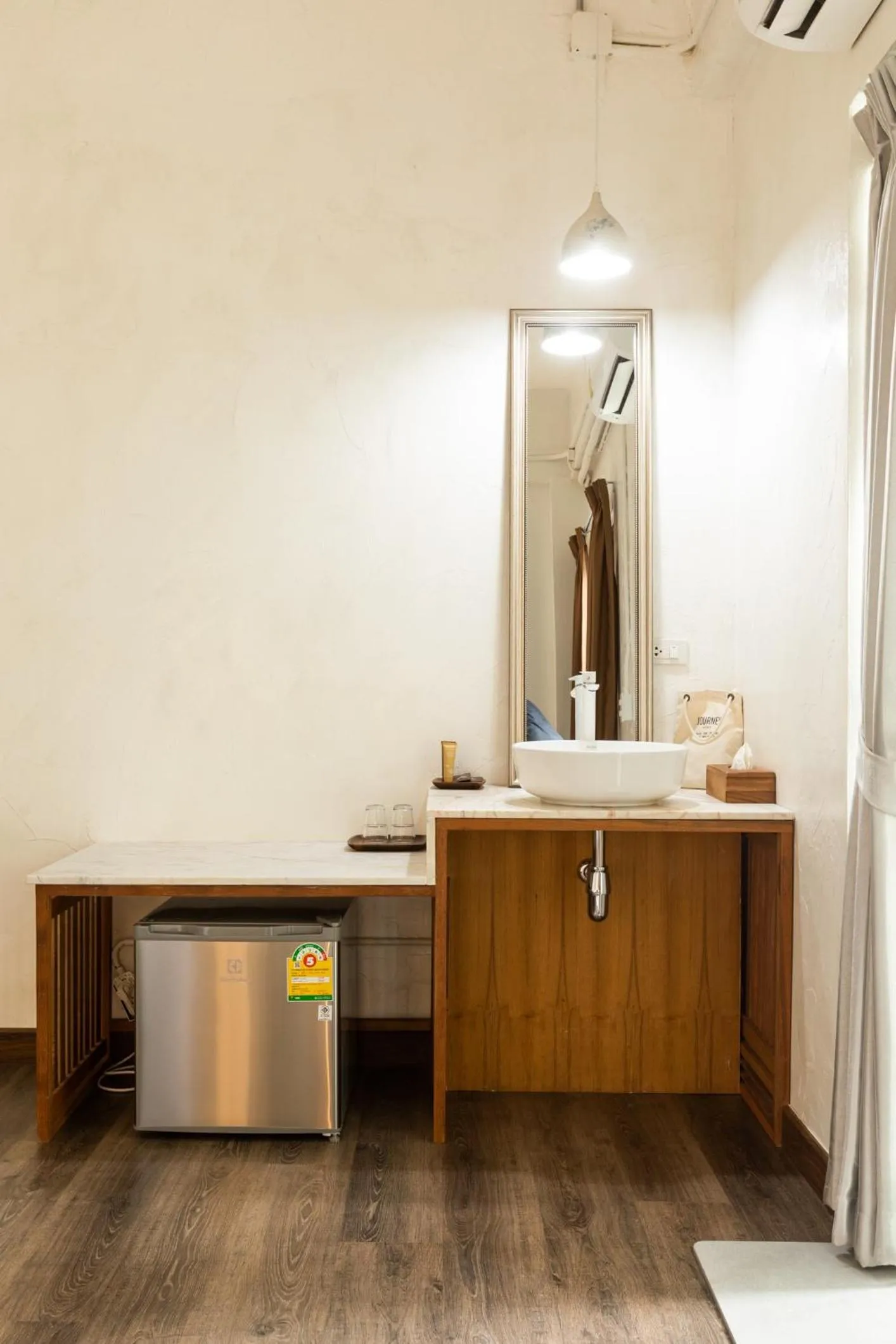 Photo of the whole room in Within Korat Sawairiang