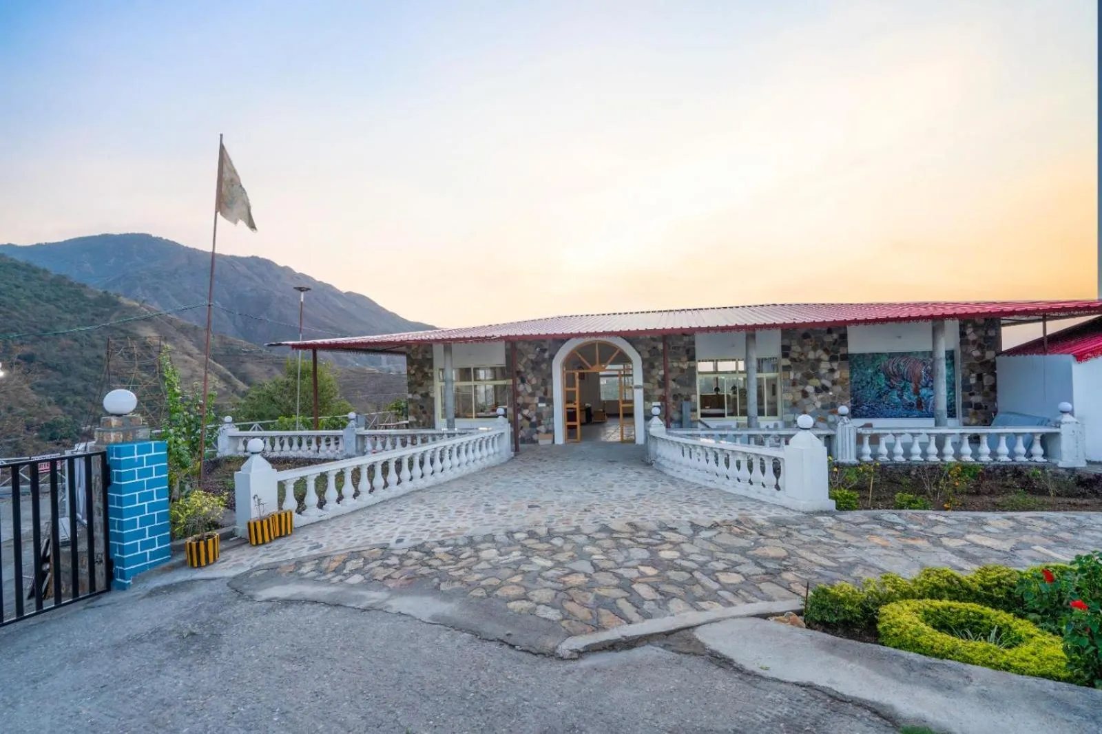 Restaurant/places to eat in Paatli Fort Estate Resort