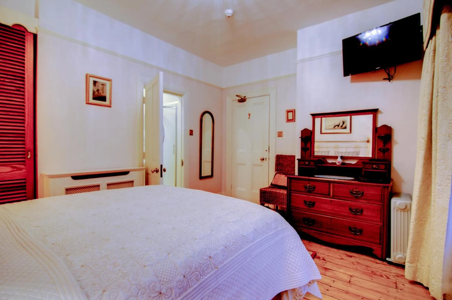 Photo of the whole room, Bed in St Judes B&B