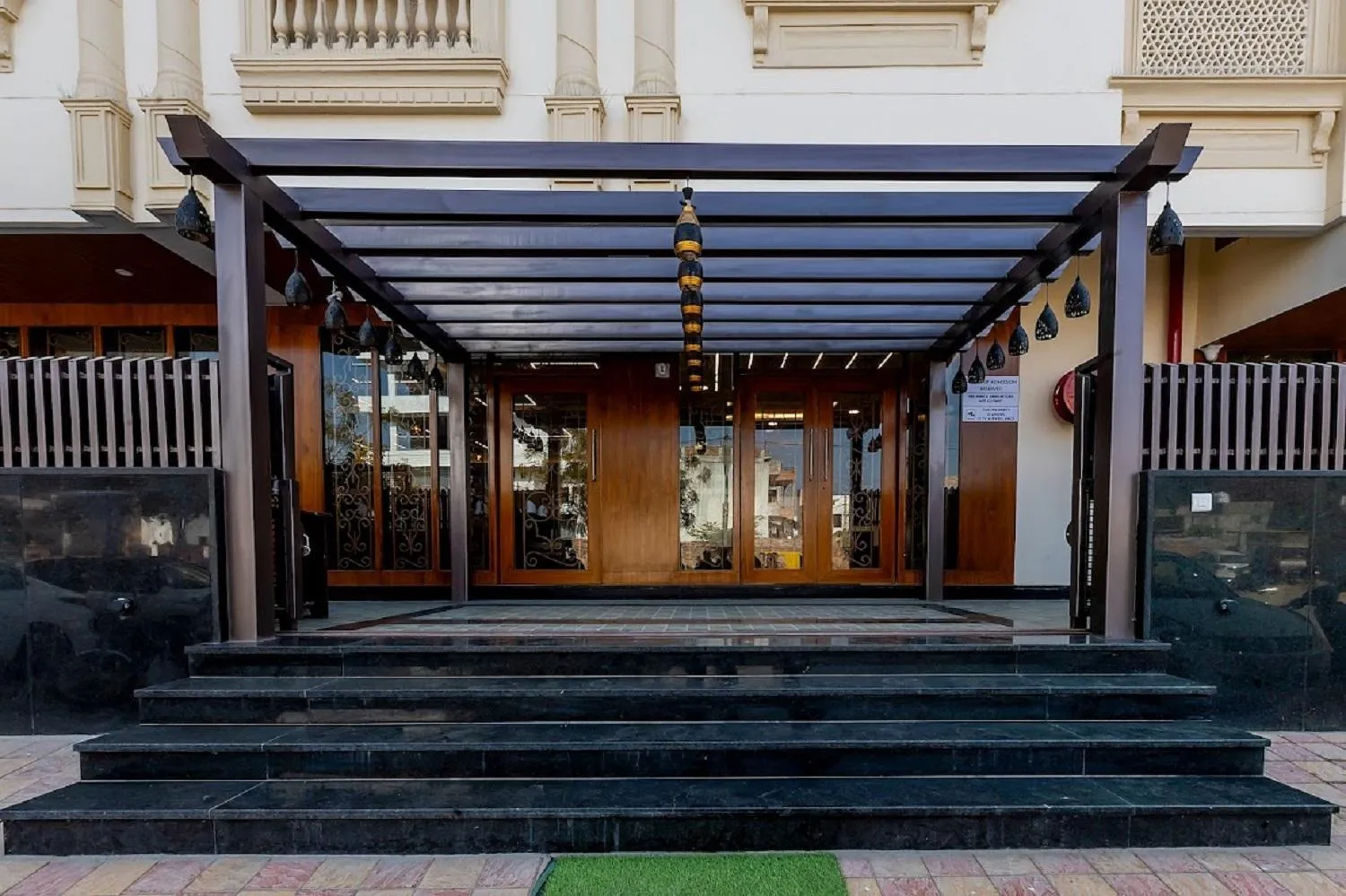 Facade/entrance in Mertiya Residency