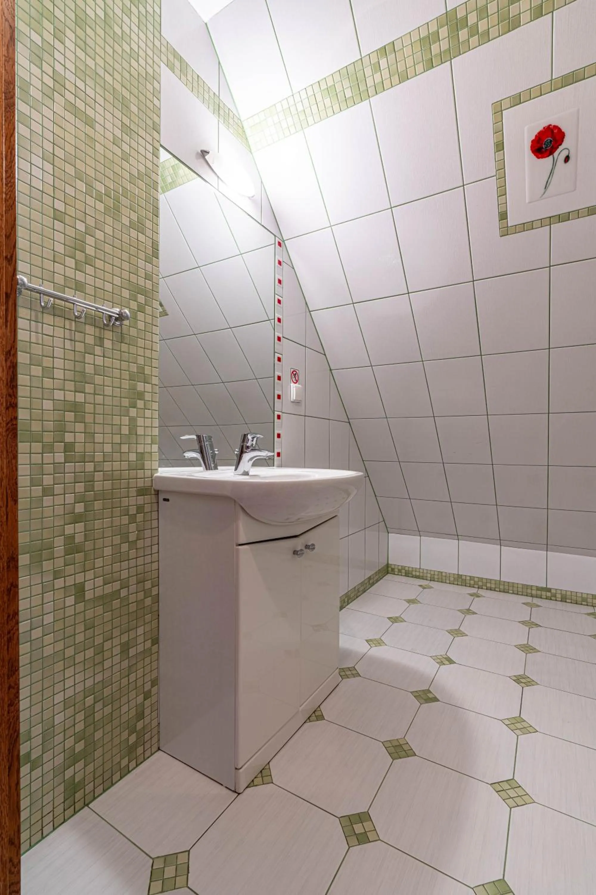 Shower in Willa Serafin-basen, sauny i jacuzzi w Willa Baciarka dodatkowo płatne