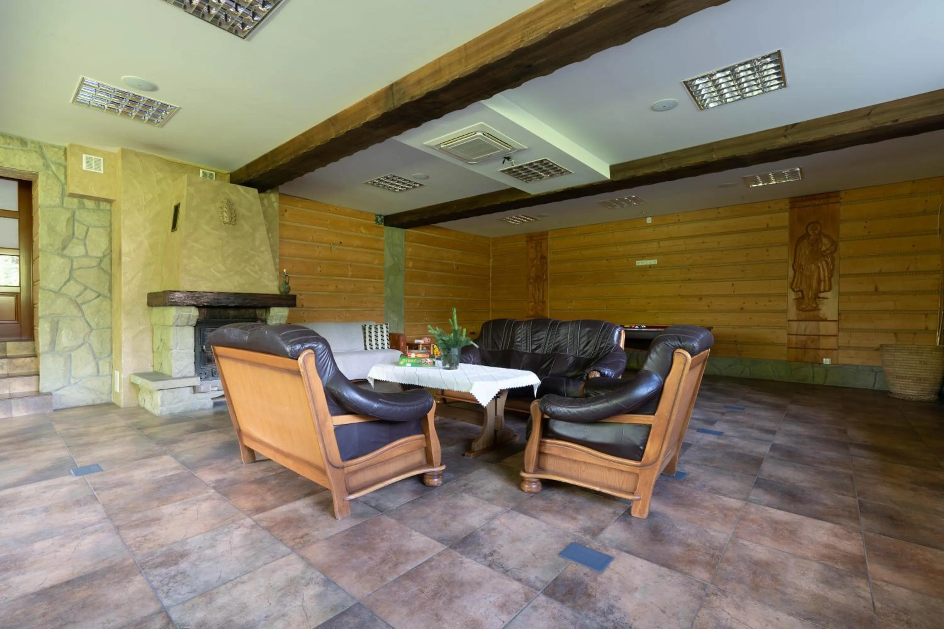 fireplace in Willa Serafin-basen, sauny i jacuzzi w Willa Baciarka dodatkowo płatne