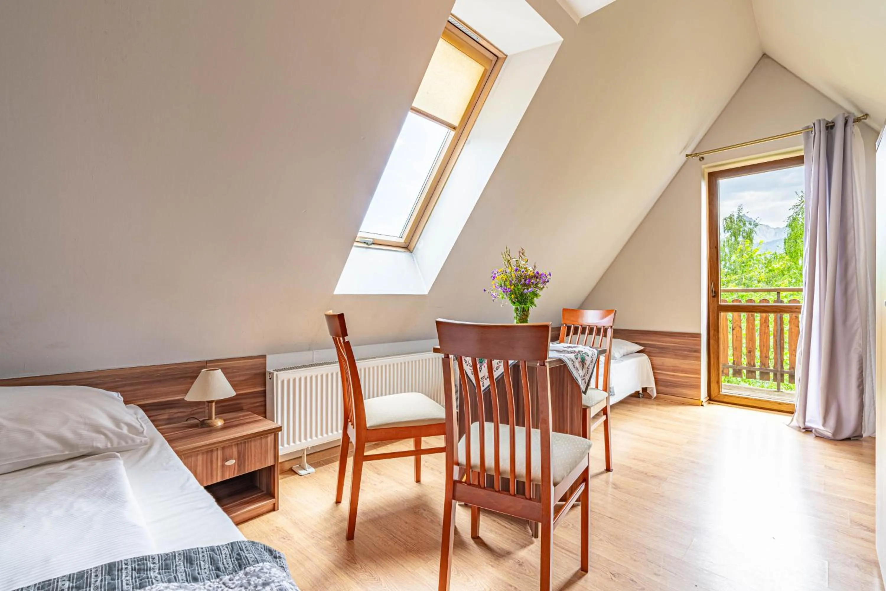 Seating area, Bed in Willa Serafin-basen, sauny i jacuzzi w Willa Baciarka dodatkowo płatne