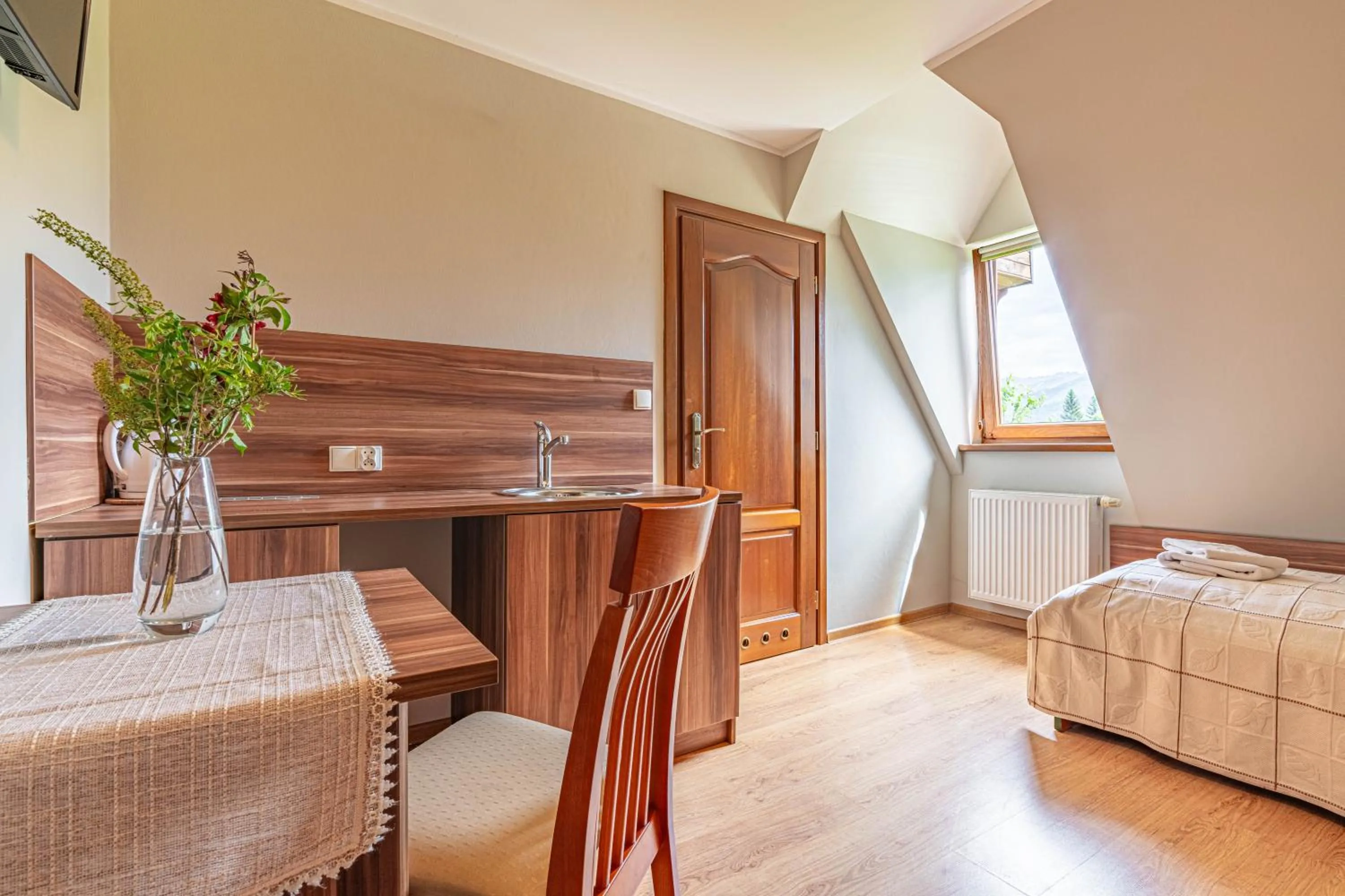 Kitchen or kitchenette, Bed in Willa Serafin-basen, sauny i jacuzzi w Willa Baciarka dodatkowo płatne