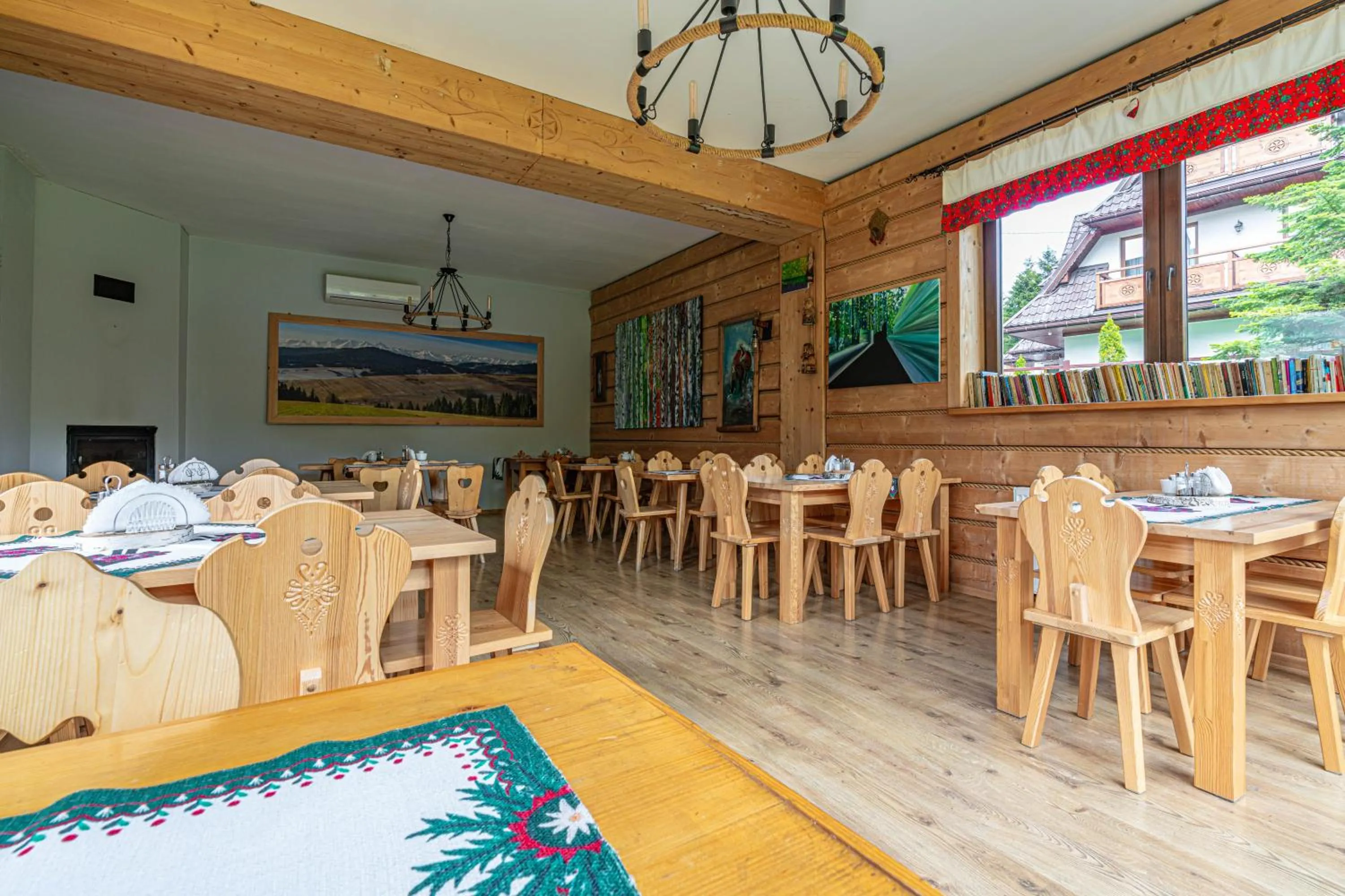 Restaurant/places to eat in Willa Serafin-basen, sauny i jacuzzi w Willa Baciarka dodatkowo płatne