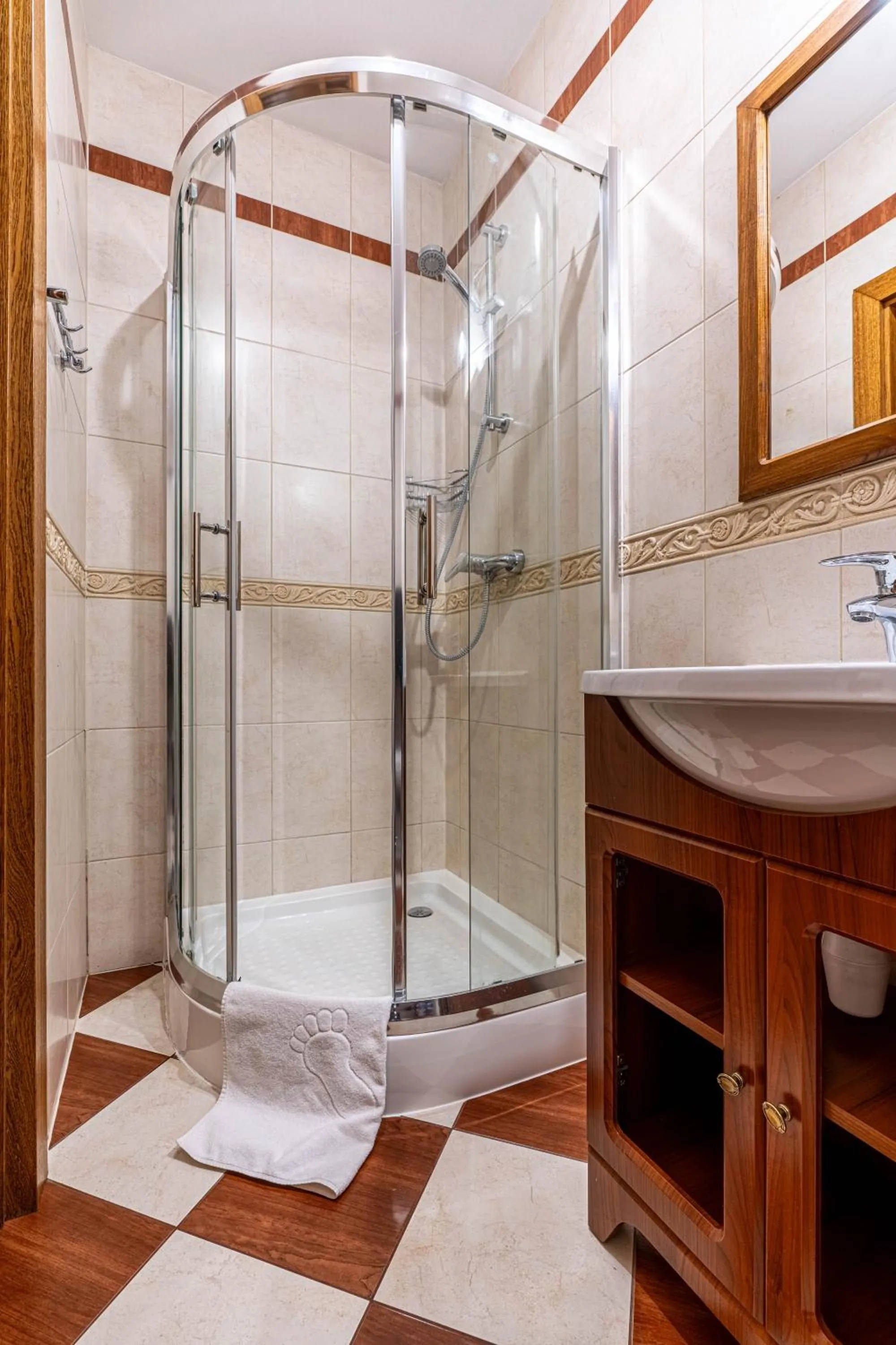 Shower in Willa Serafin-basen, sauny i jacuzzi w Willa Baciarka dodatkowo płatne