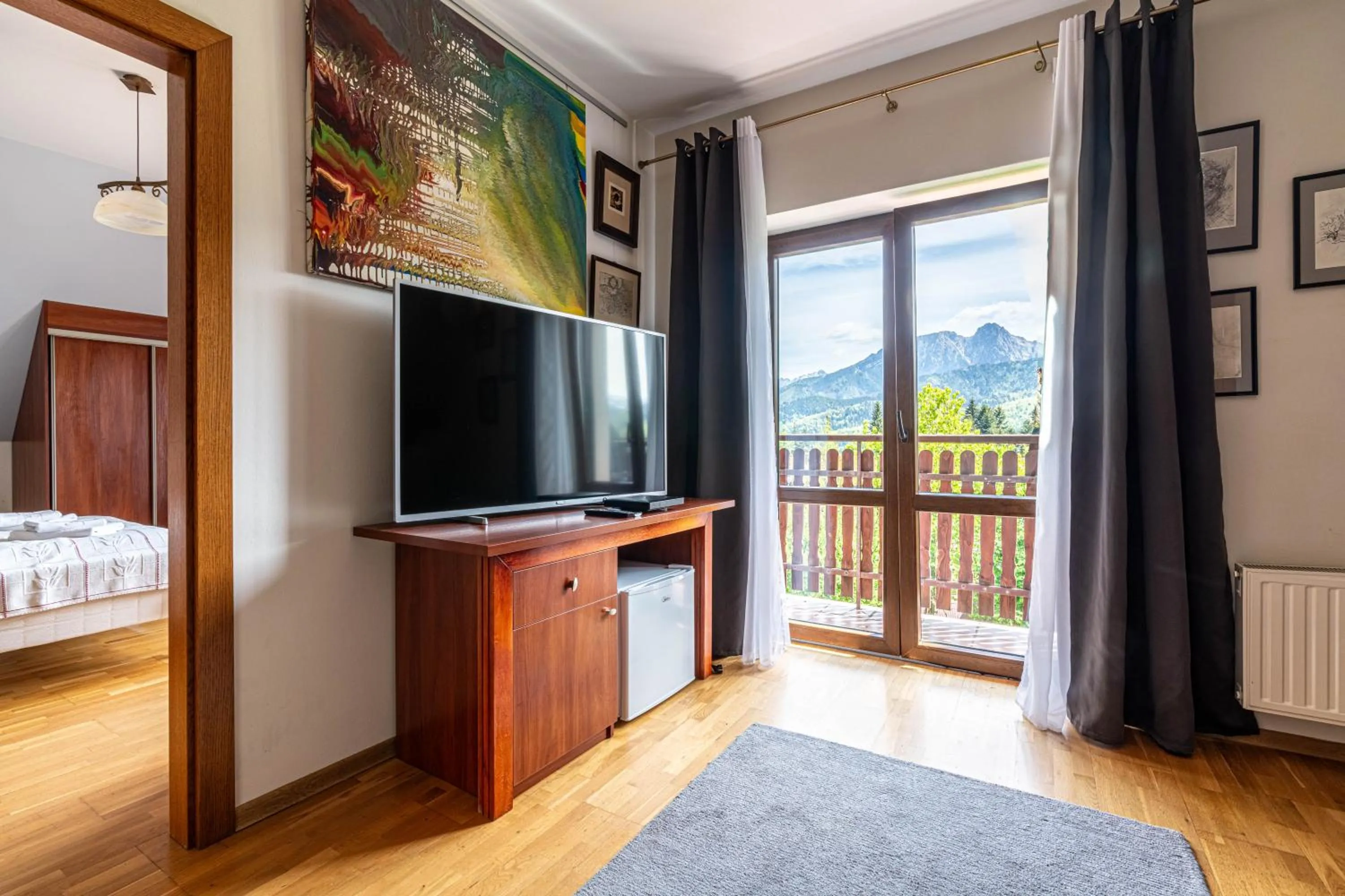 Communal lounge/ TV room, Bed in Willa Serafin-basen, sauny i jacuzzi w Willa Baciarka dodatkowo płatne