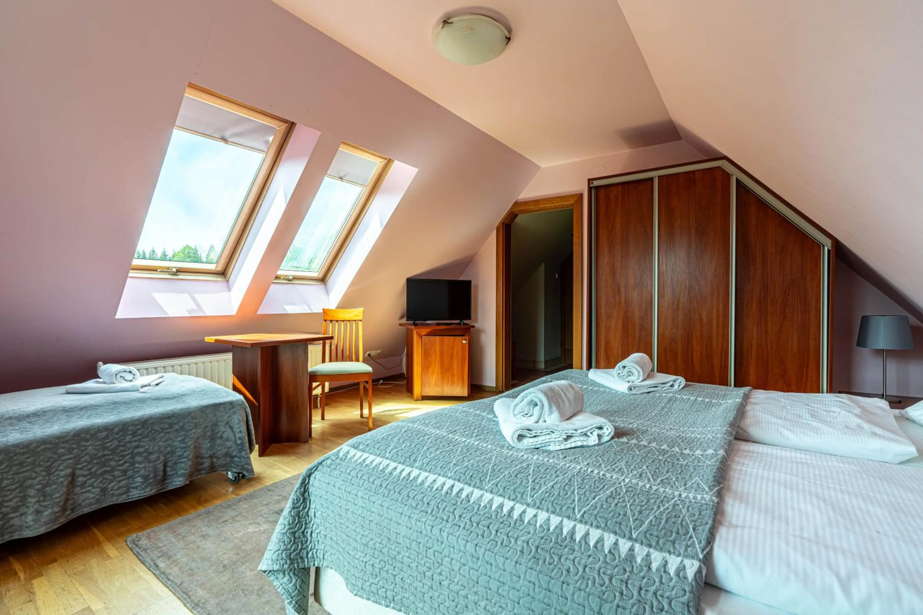 Communal lounge/ TV room, Bed in Willa Serafin-basen, sauny i jacuzzi w Willa Baciarka dodatkowo płatne