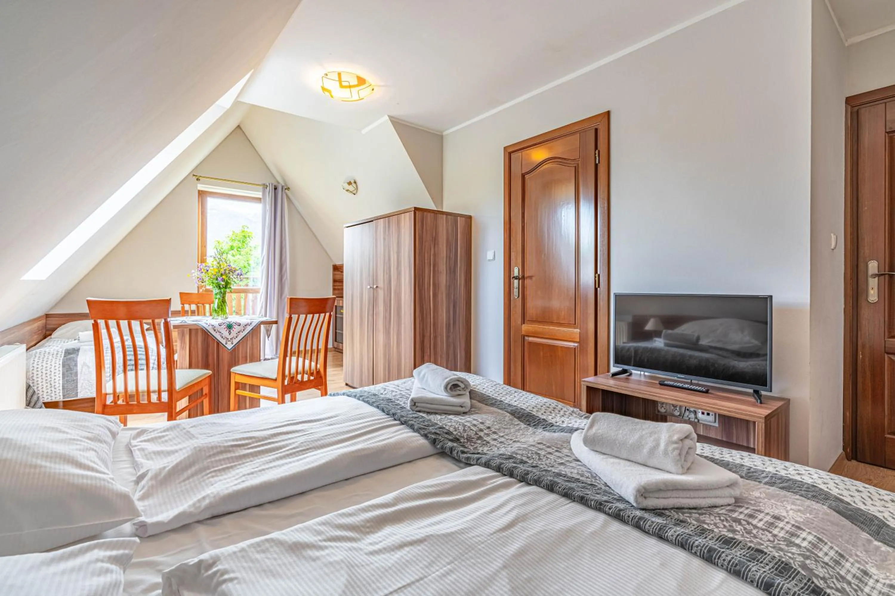 TV and multimedia, Bed in Willa Serafin-basen, sauny i jacuzzi w Willa Baciarka dodatkowo płatne