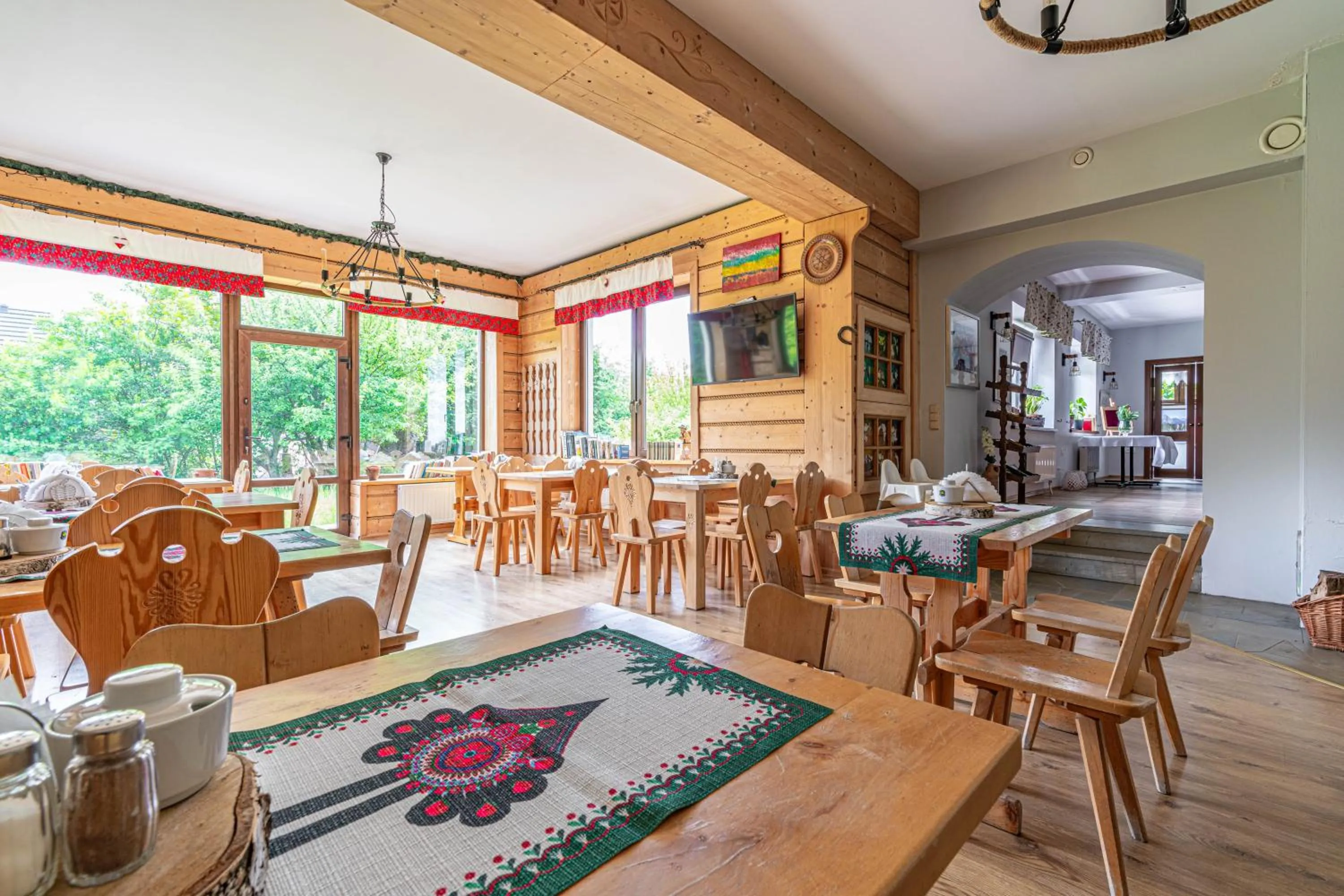 Restaurant/places to eat in Willa Serafin-basen, sauny i jacuzzi w Willa Baciarka dodatkowo płatne