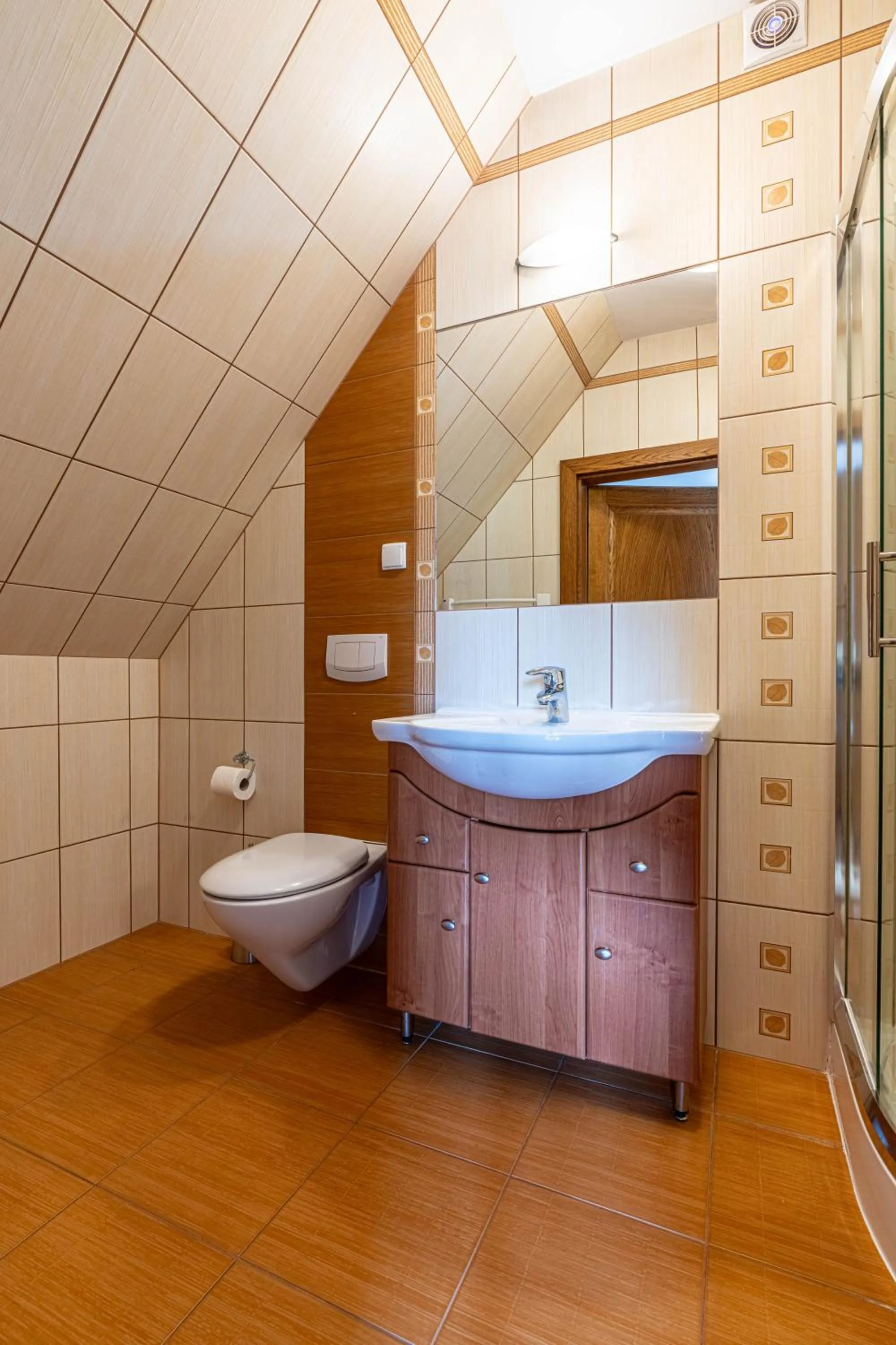 Shower in Willa Serafin-basen, sauny i jacuzzi w Willa Baciarka dodatkowo płatne