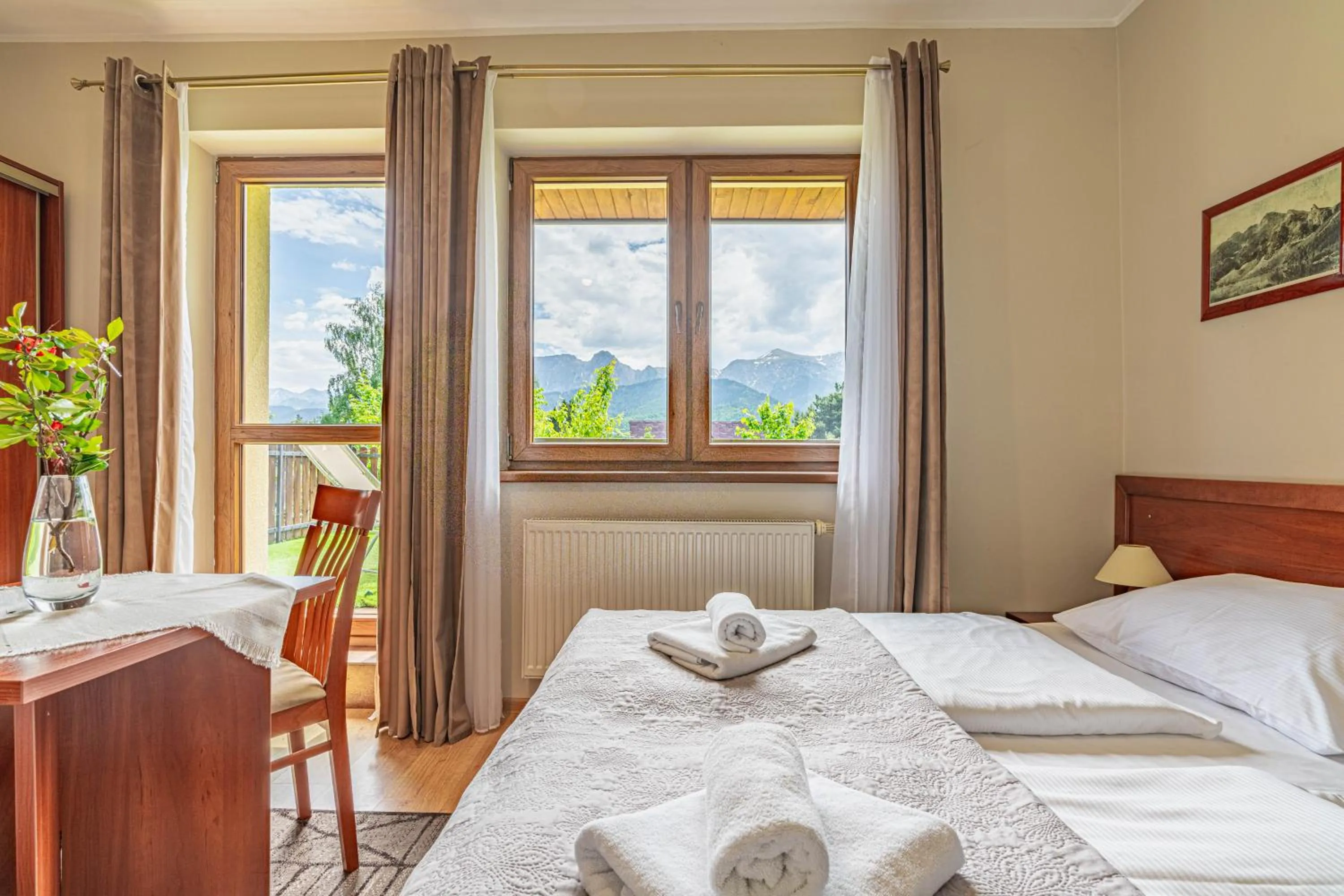 Mountain view, Bed in Willa Serafin-basen, sauny i jacuzzi w Willa Baciarka dodatkowo płatne