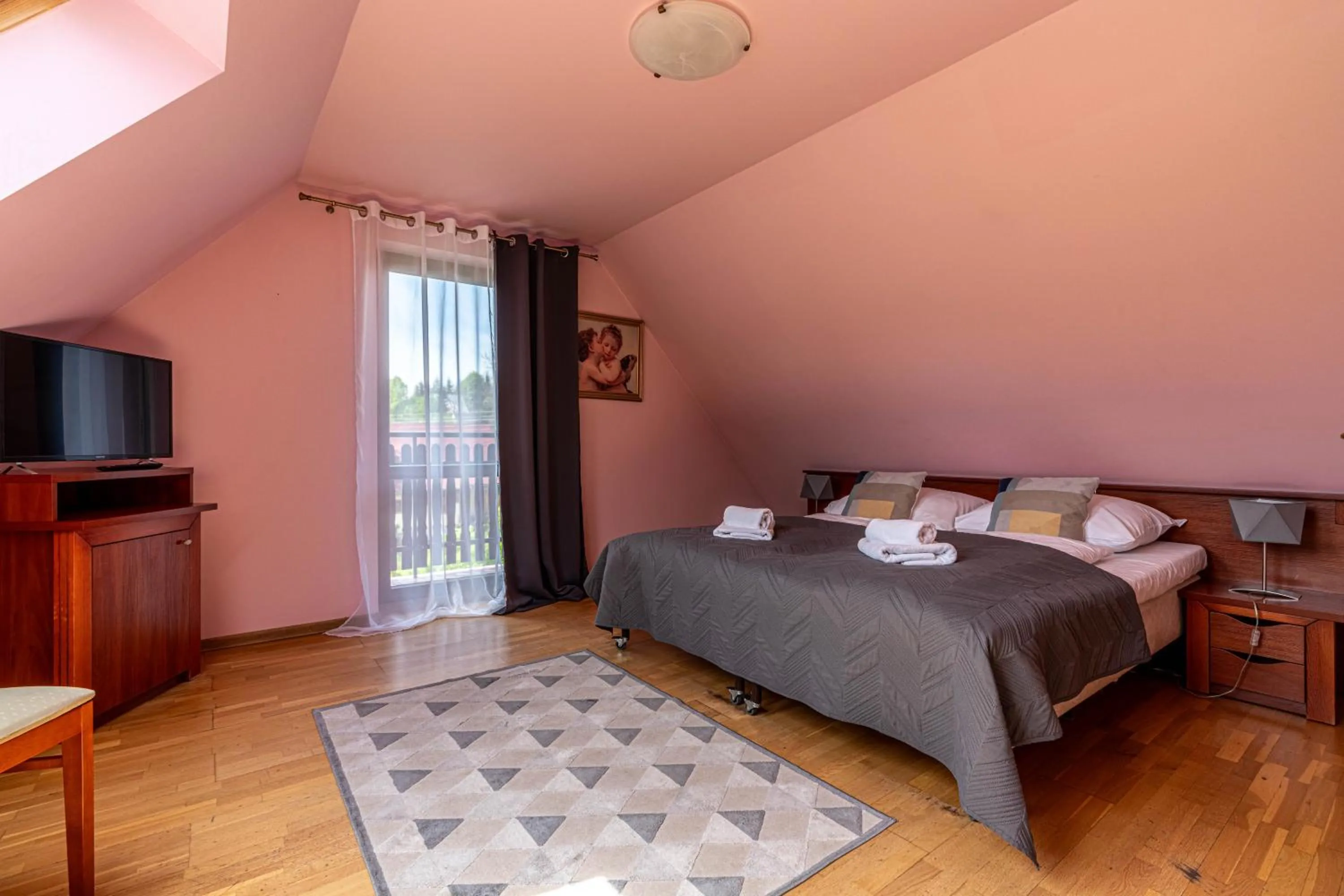 Communal lounge/ TV room, Bed in Willa Serafin-basen, sauny i jacuzzi w Willa Baciarka dodatkowo płatne