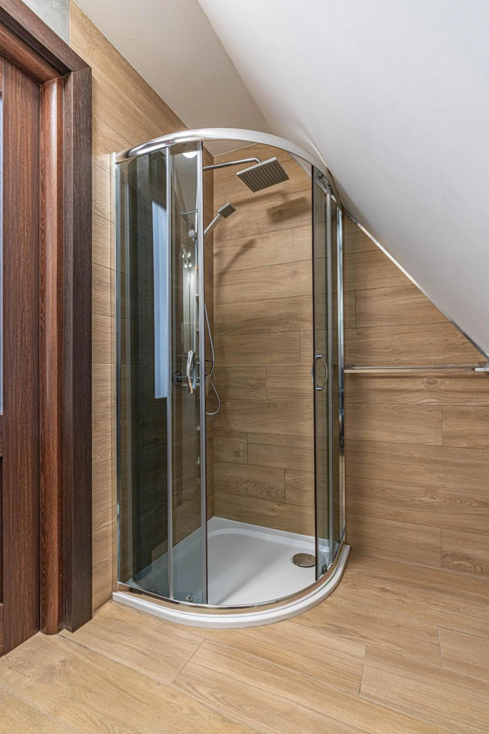 Shower in Willa Serafin-basen, sauny i jacuzzi w Willa Baciarka dodatkowo płatne