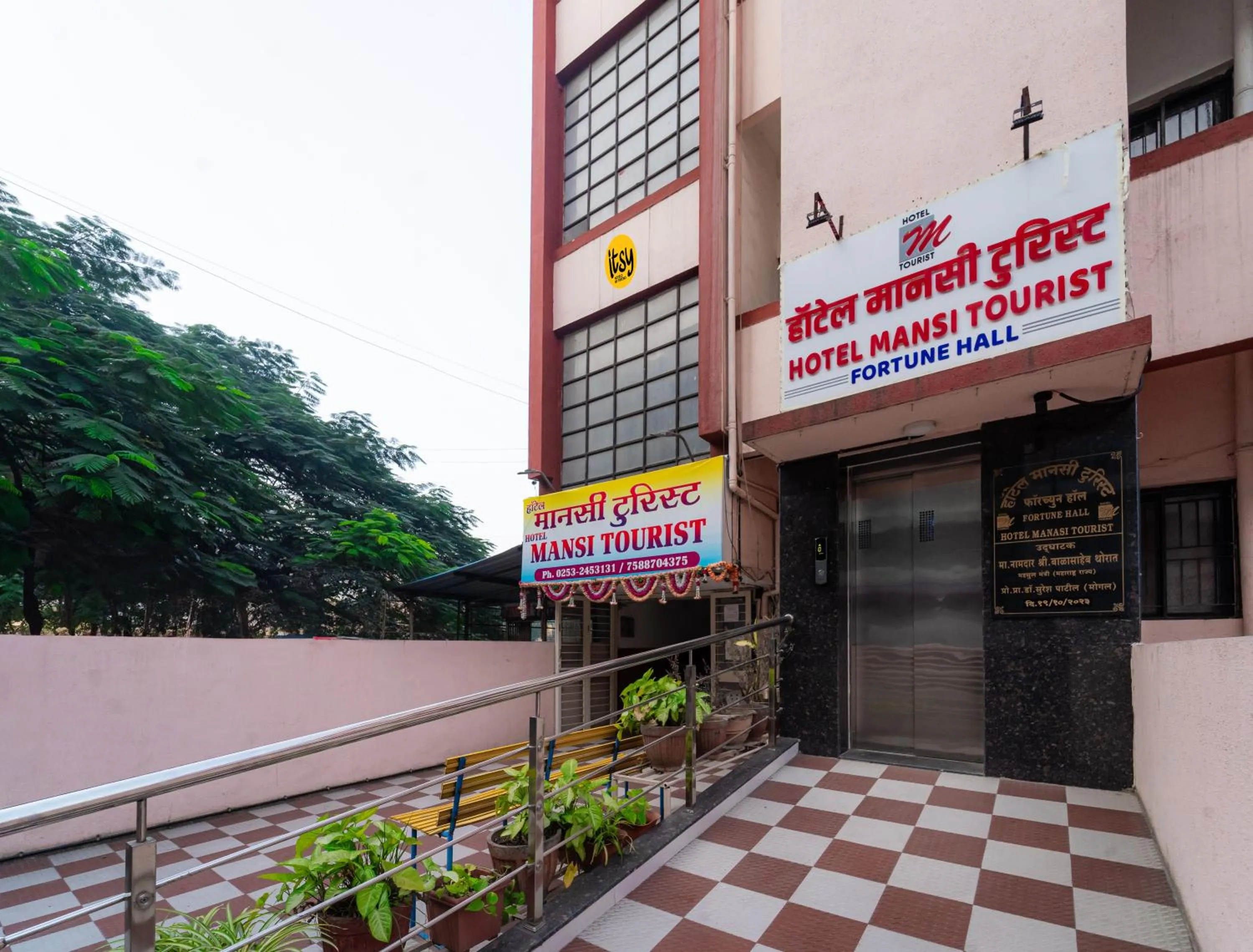 Facade/entrance in Itsy Hotels Mansi