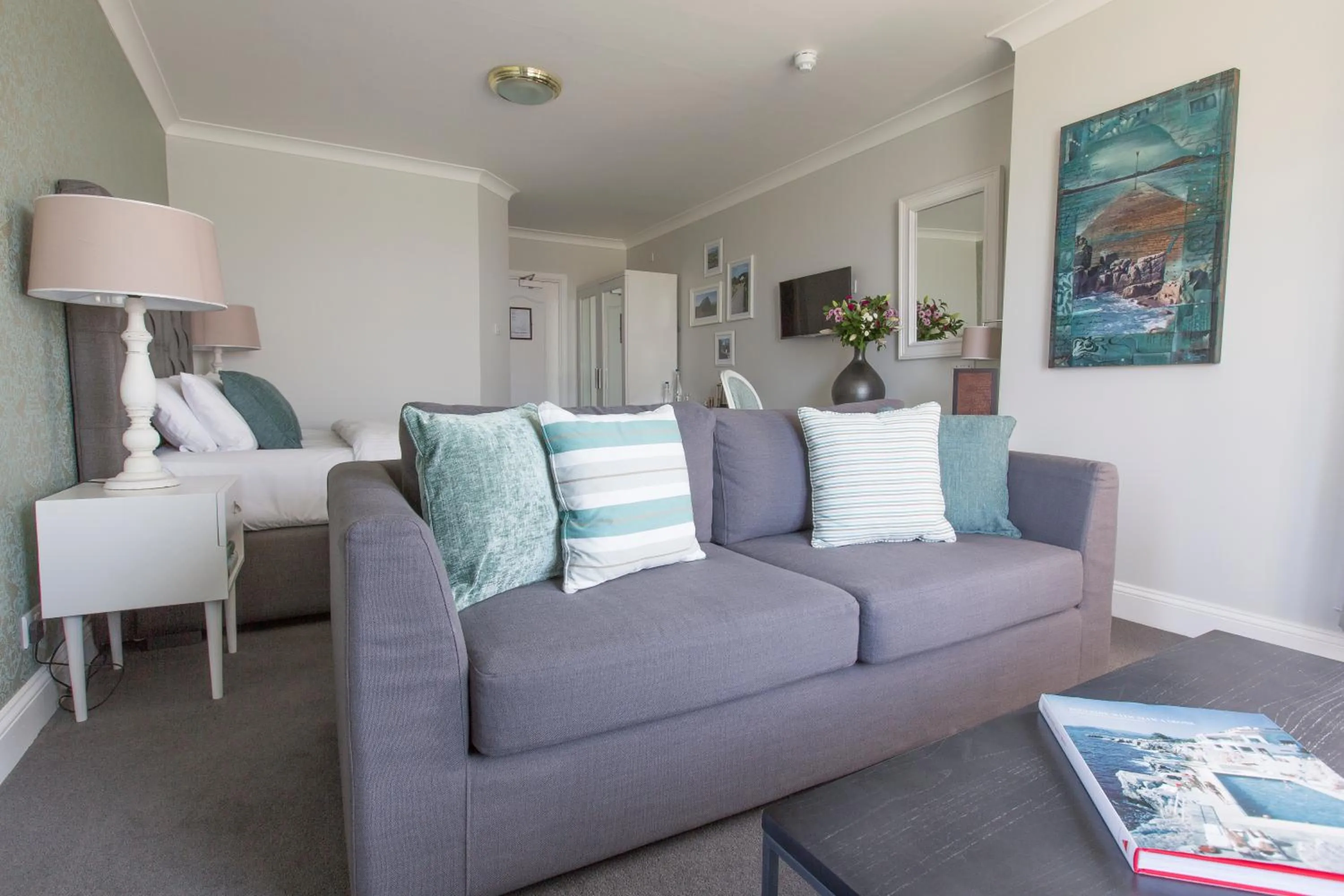 Photo of the whole room in Karma St. Martin's