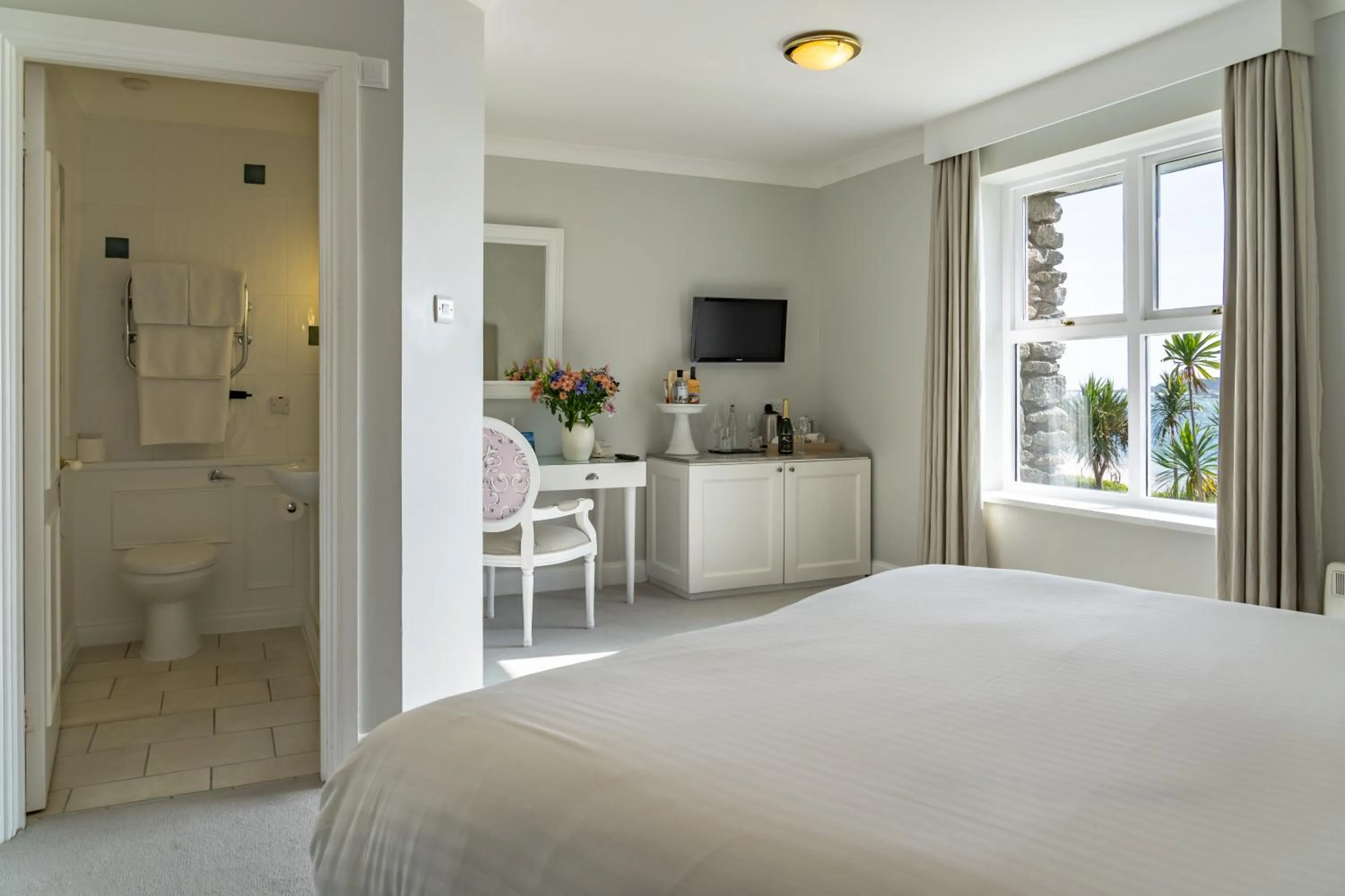 Bathroom, Bed in Karma St. Martin's