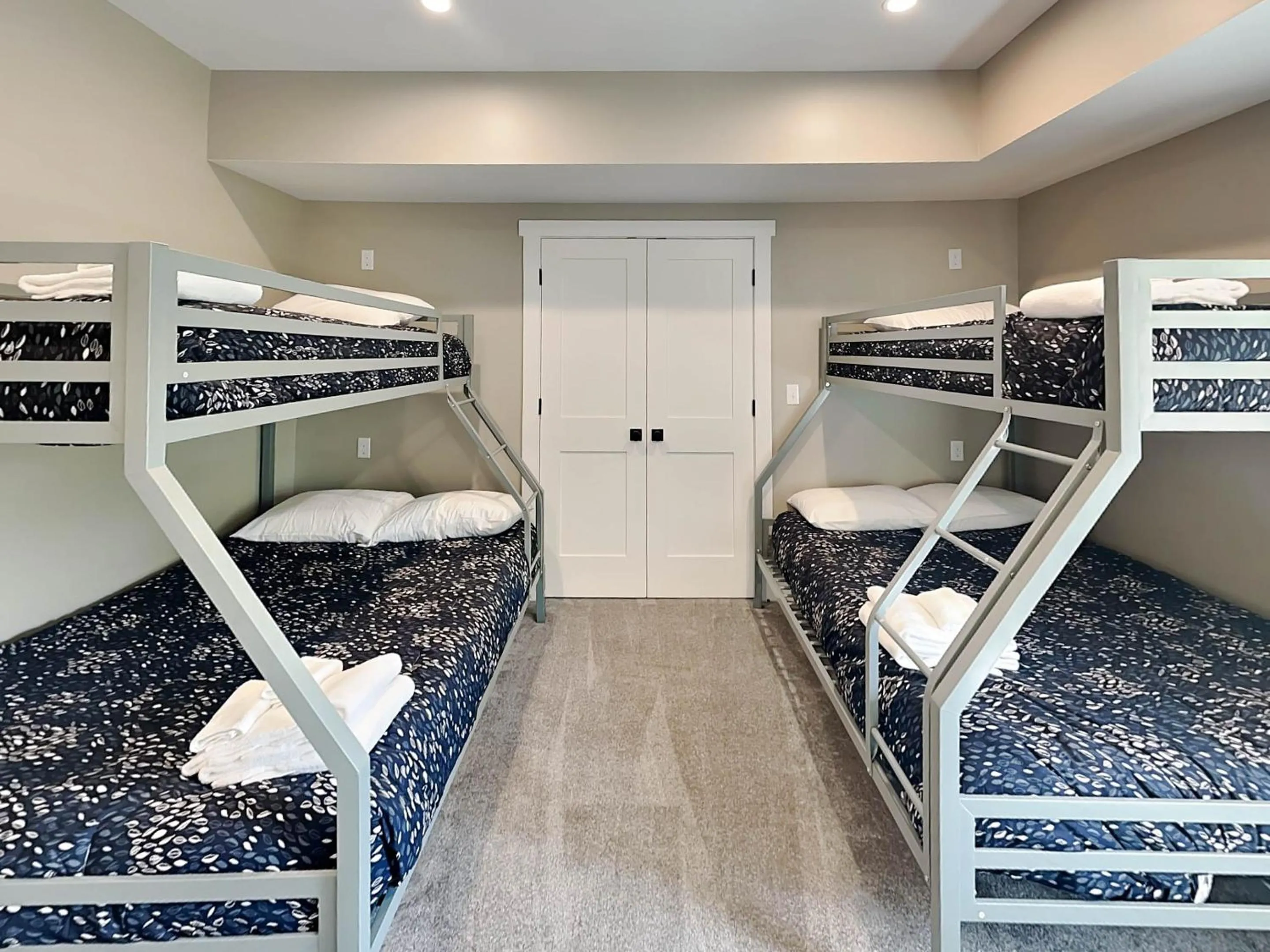 Property building, Bed in Heavenly Summit