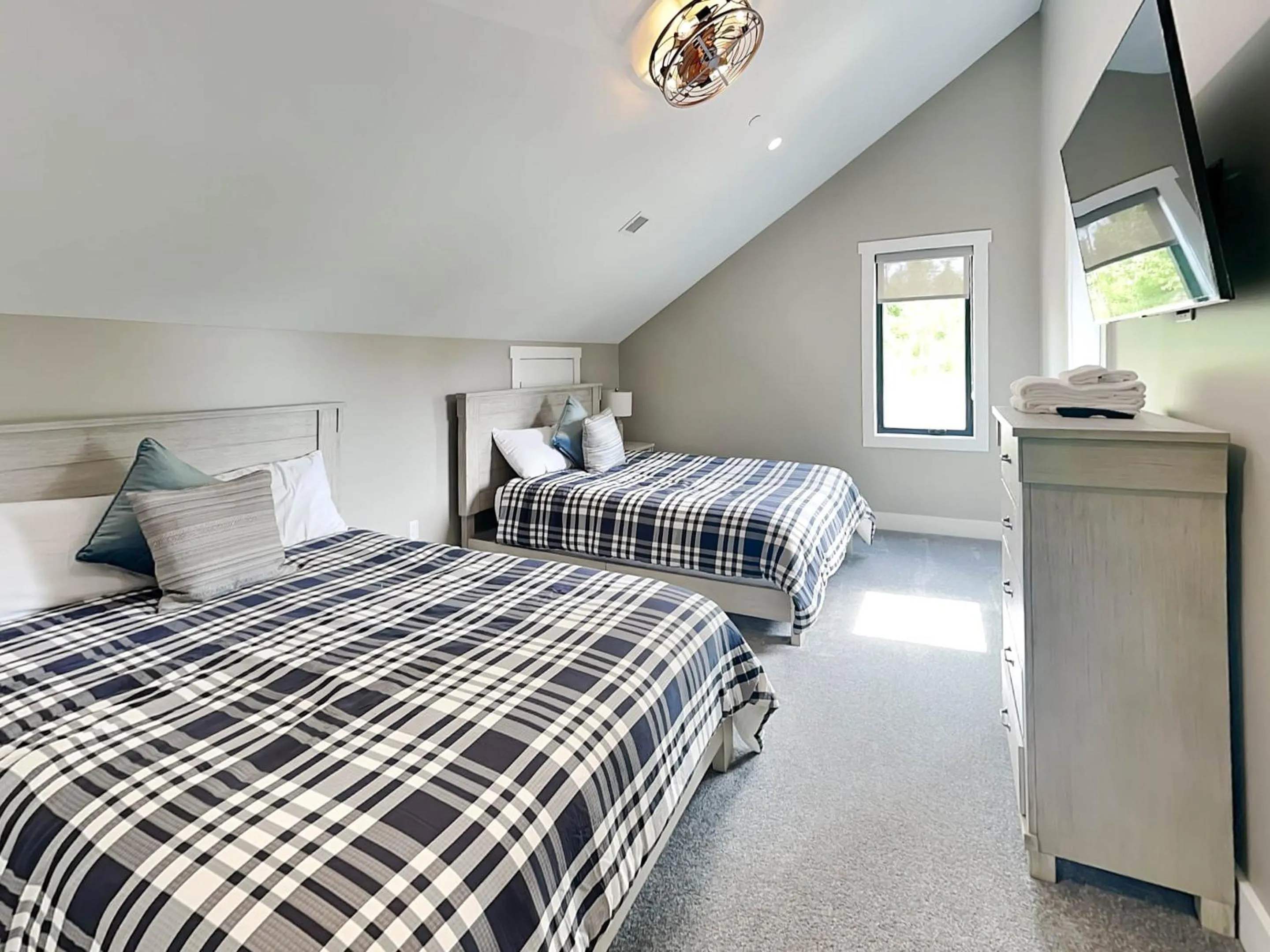 Property building, Bed in Heavenly Summit