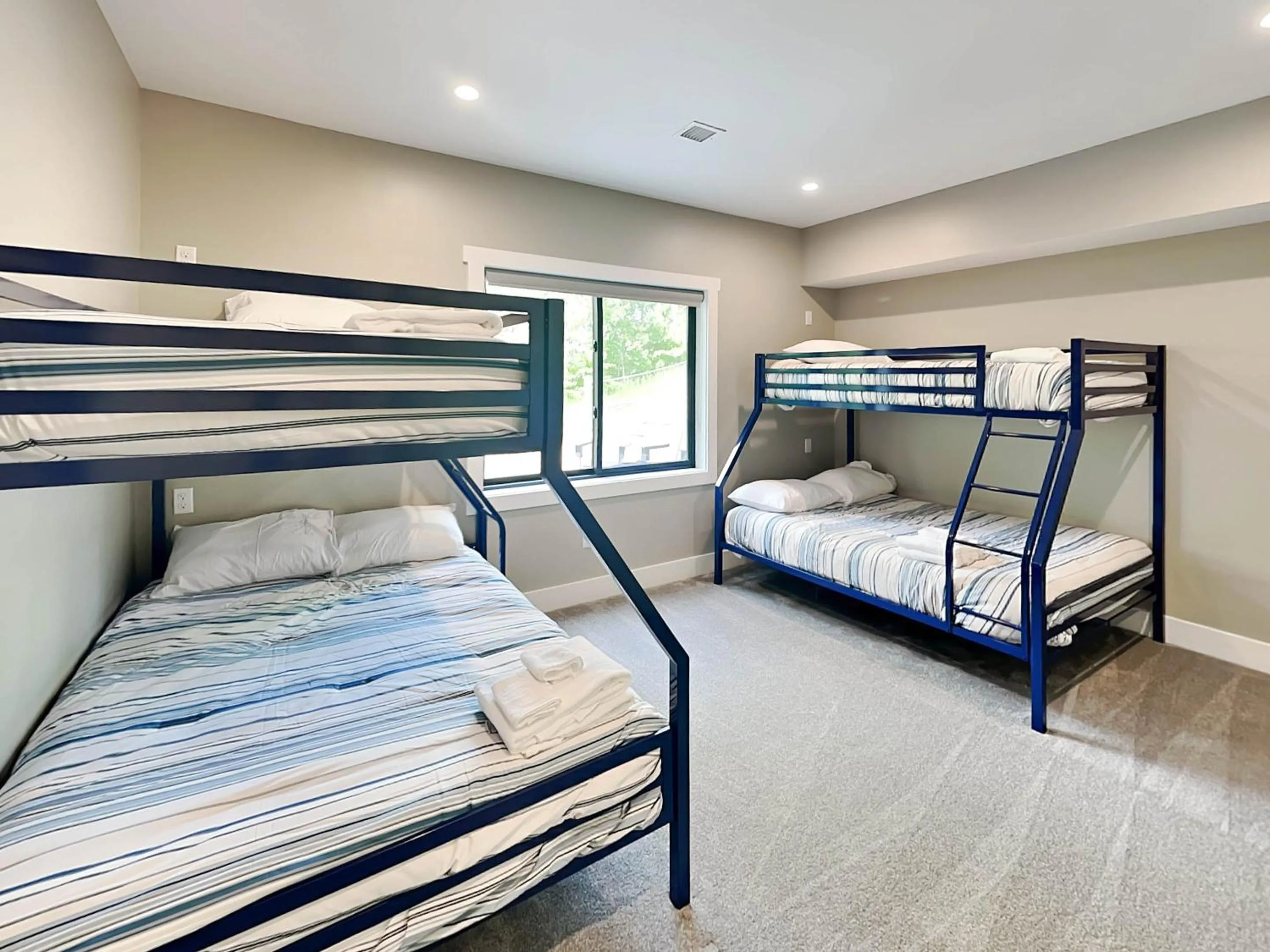 Property building, Bed in Heavenly Summit