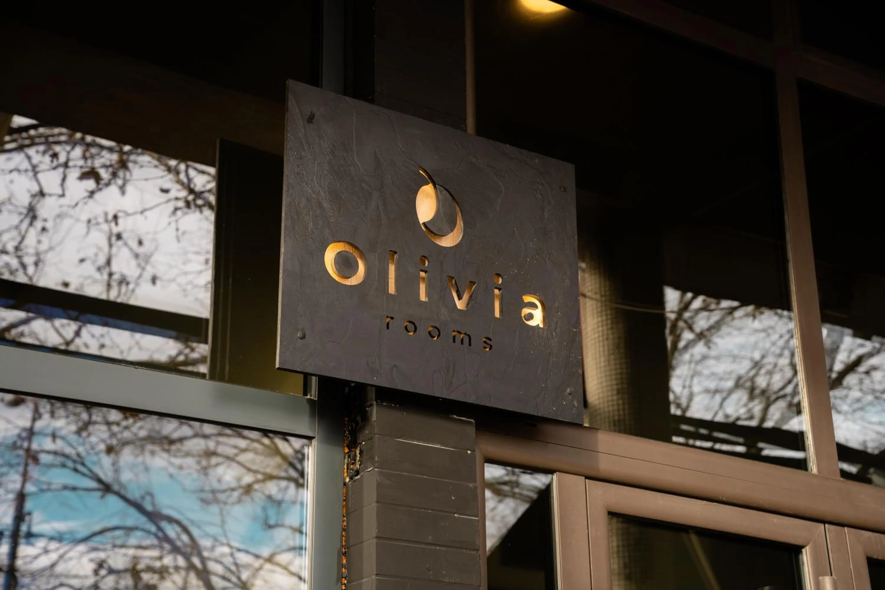 Logo/Certificate/Sign in Olivia Rooms