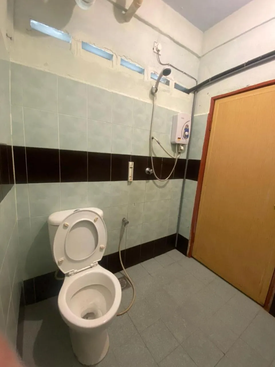 Bathroom in OYO 90910 Homestay D Lalang Inn