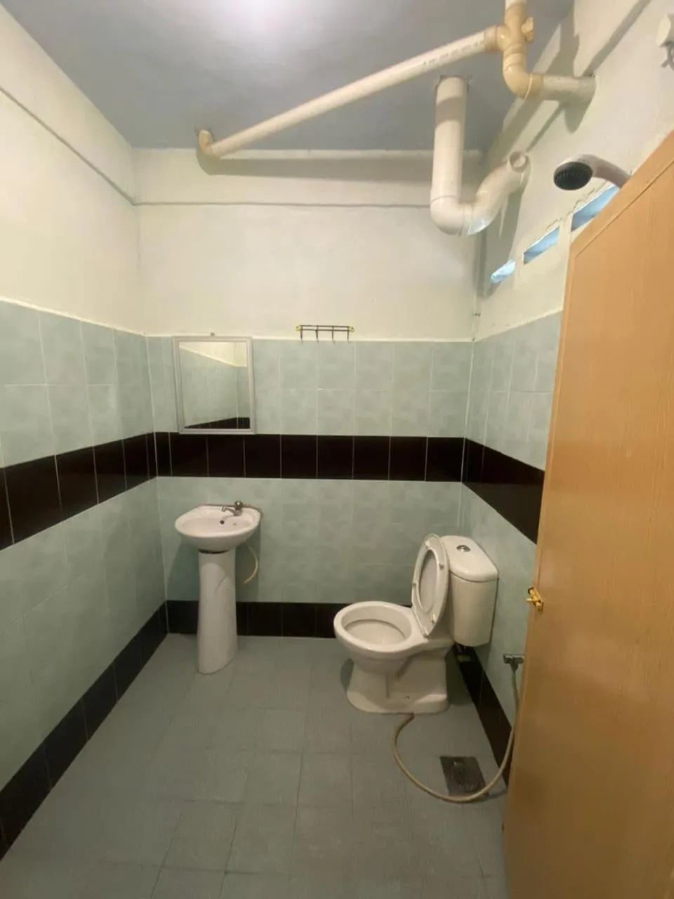 Bathroom in OYO 90910 Homestay D Lalang Inn