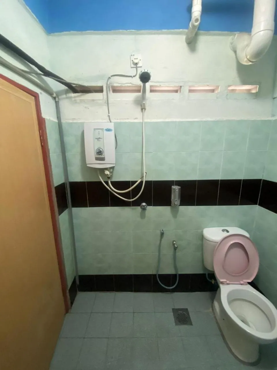 Bathroom in OYO 90910 Homestay D Lalang Inn