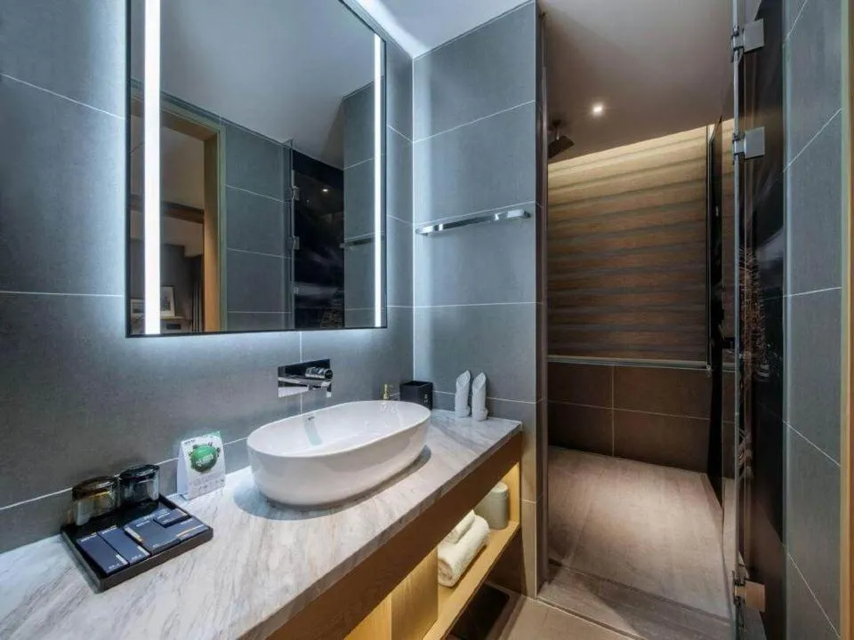 Bathroom in Park Inn by Radisson Chongqing Yuelai International Expo Center