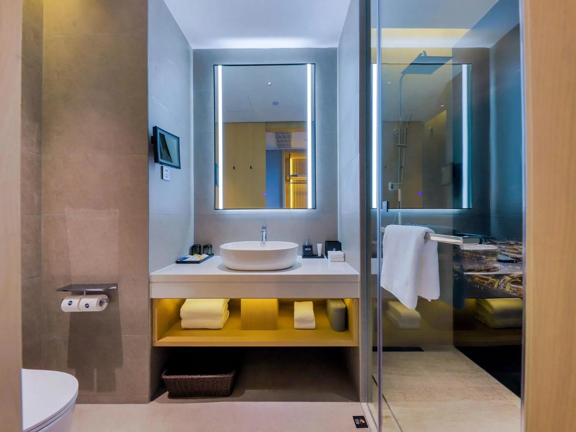 Bathroom, Bed in Park Inn by Radisson Zhuhai Gaolan Port