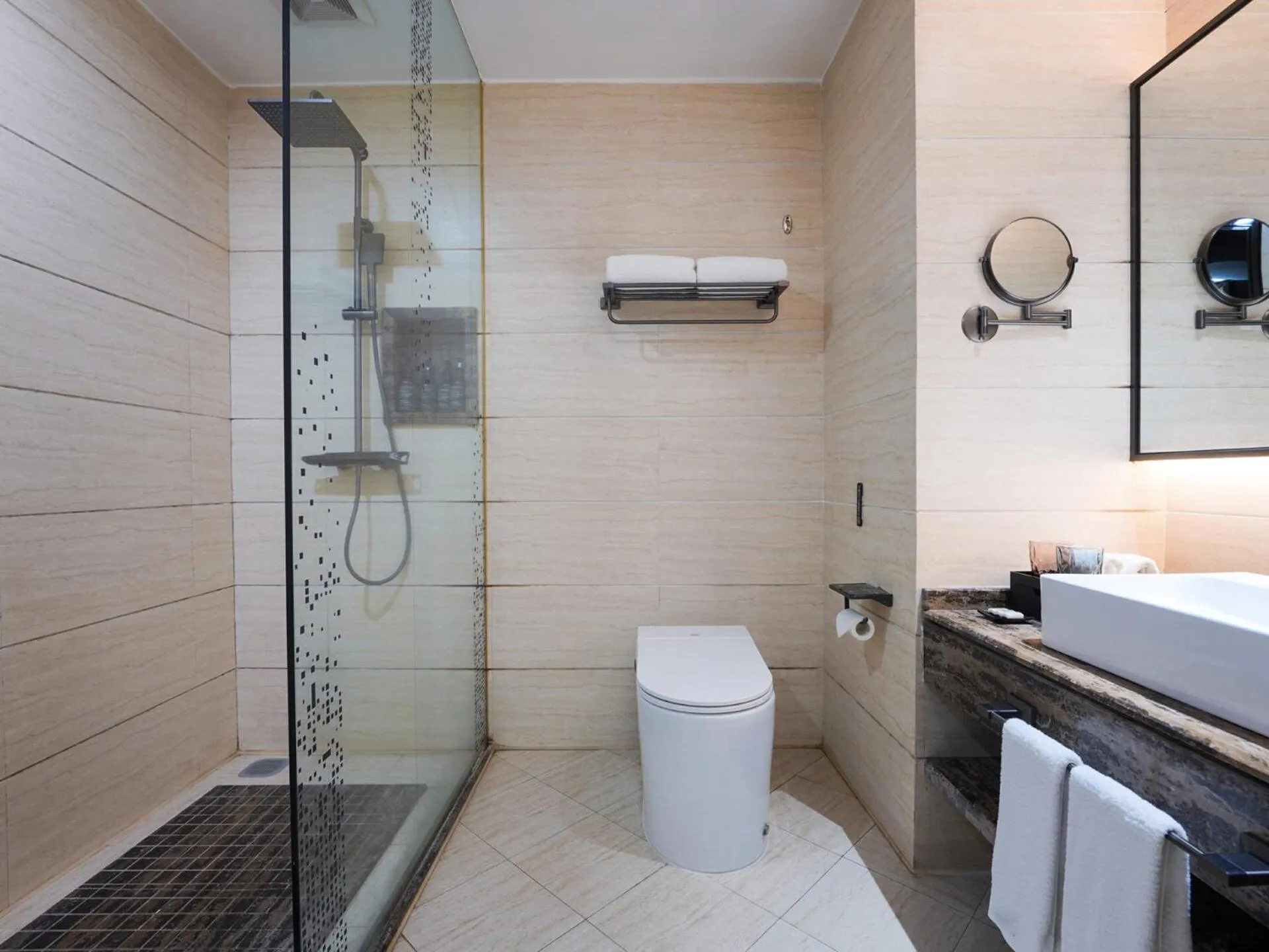 Park Inn by Radisson Hanzhong Central Square & High speed rail station