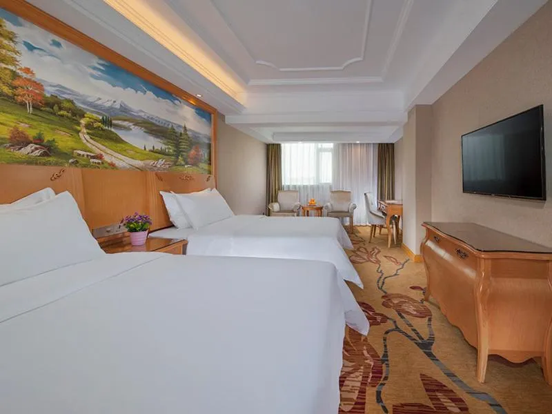 Bed in Vienna International Hotel Shenzhen Longhua Xiken