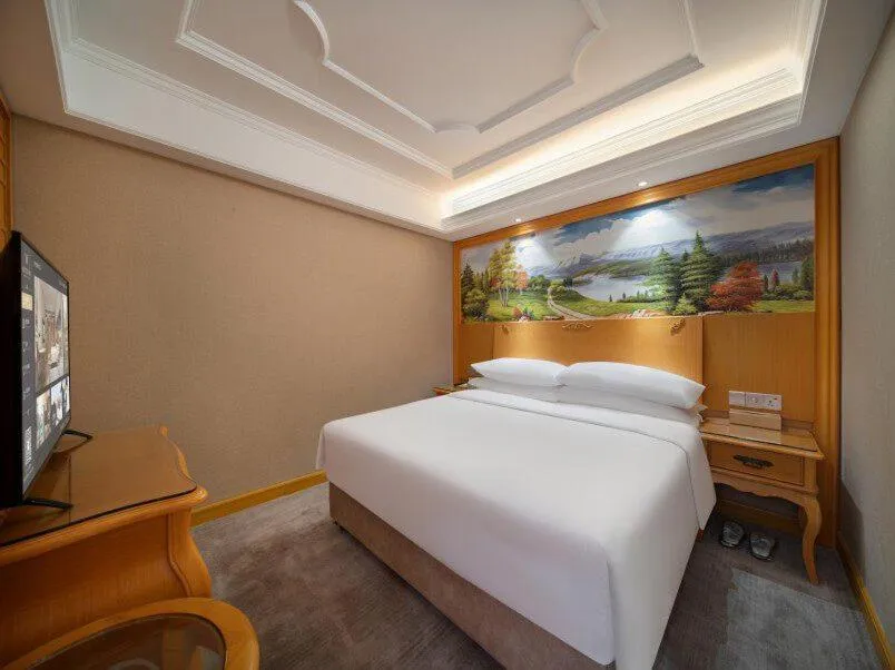 Bed in Vienna International Hotel Shenzhen Longhua Xiken