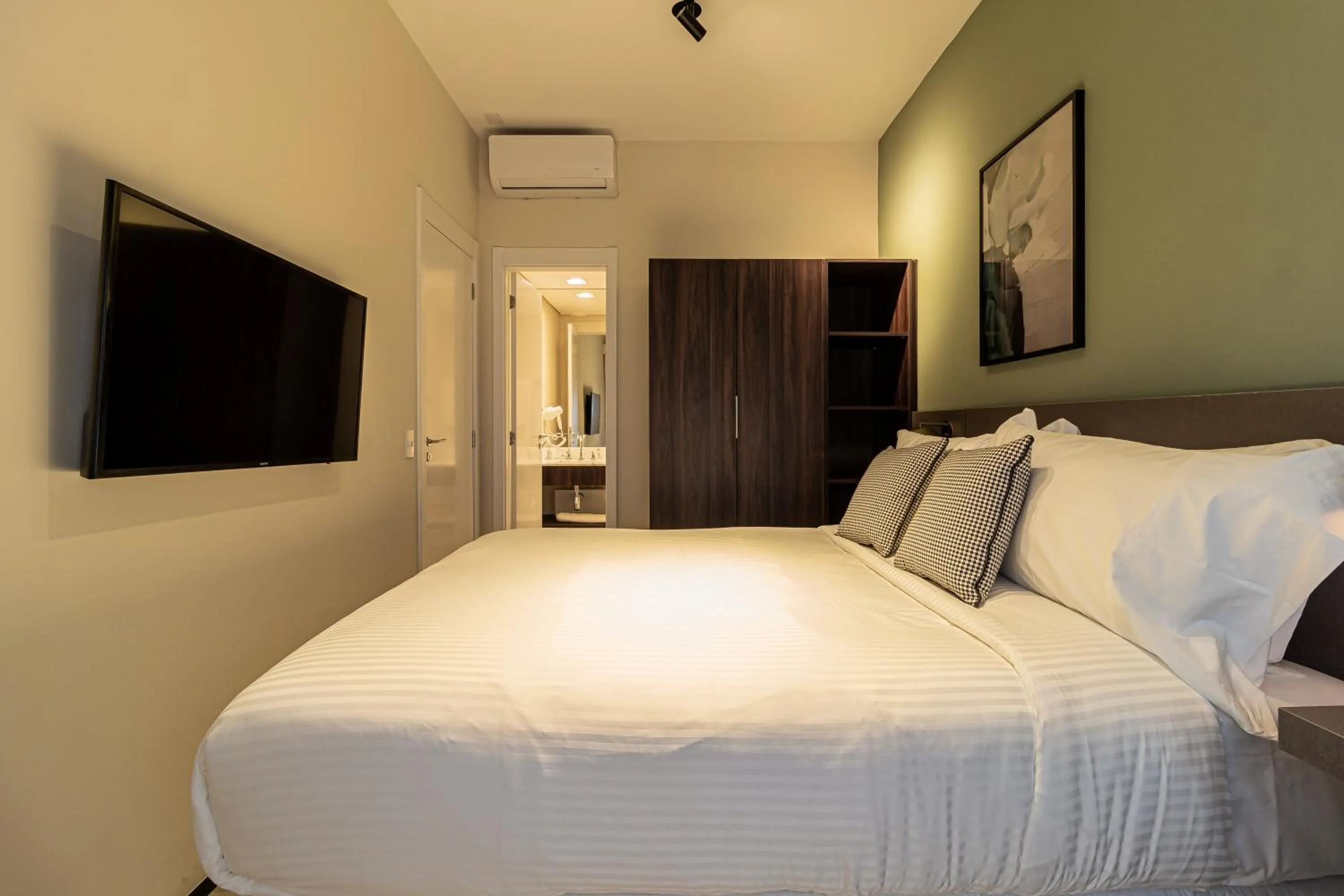 Photo of the whole room, Bed in Iconyc House of Charlie