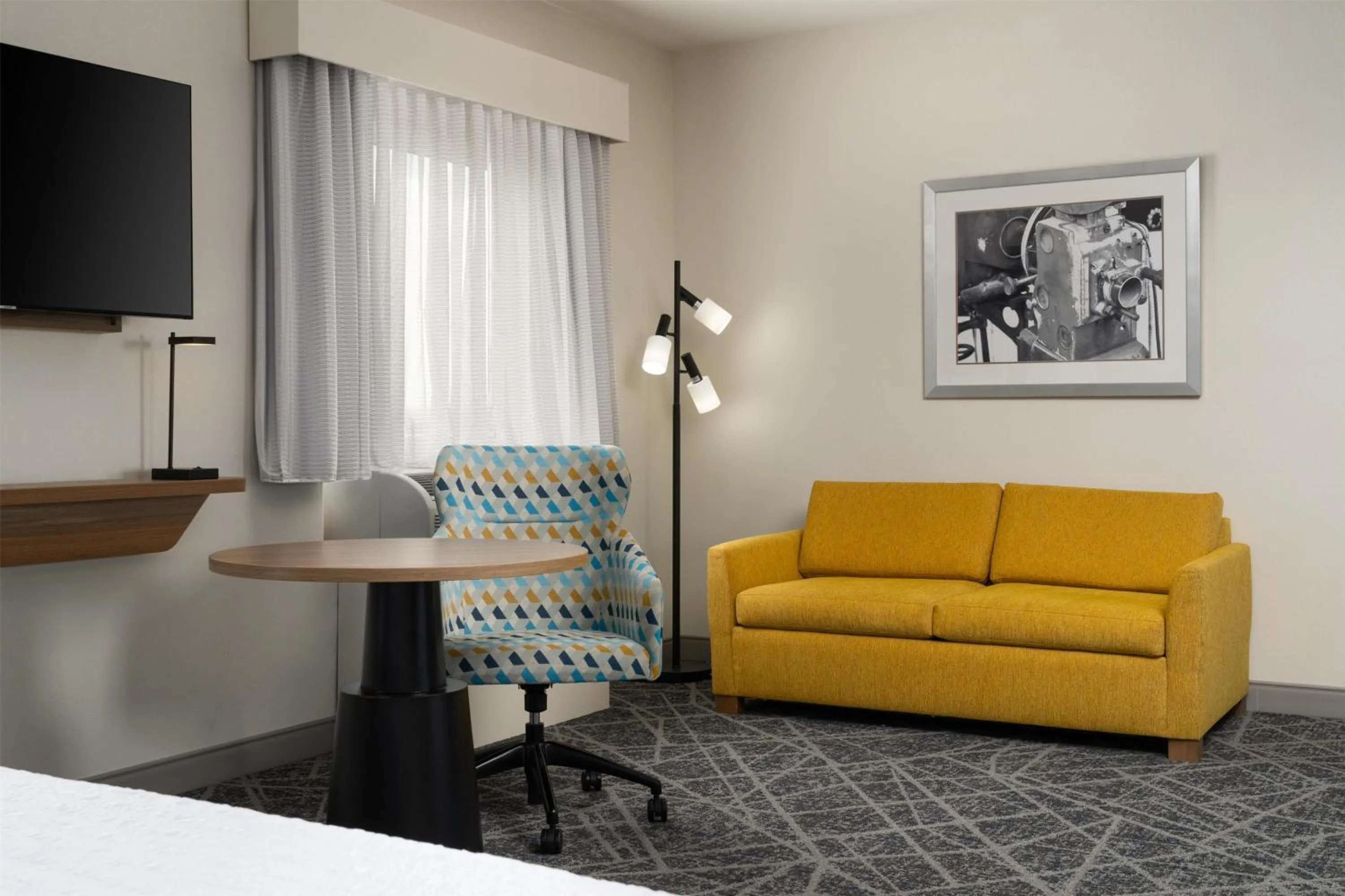 Living room, Bed in Hampton Inn & Suites Albuquerque North/I-25