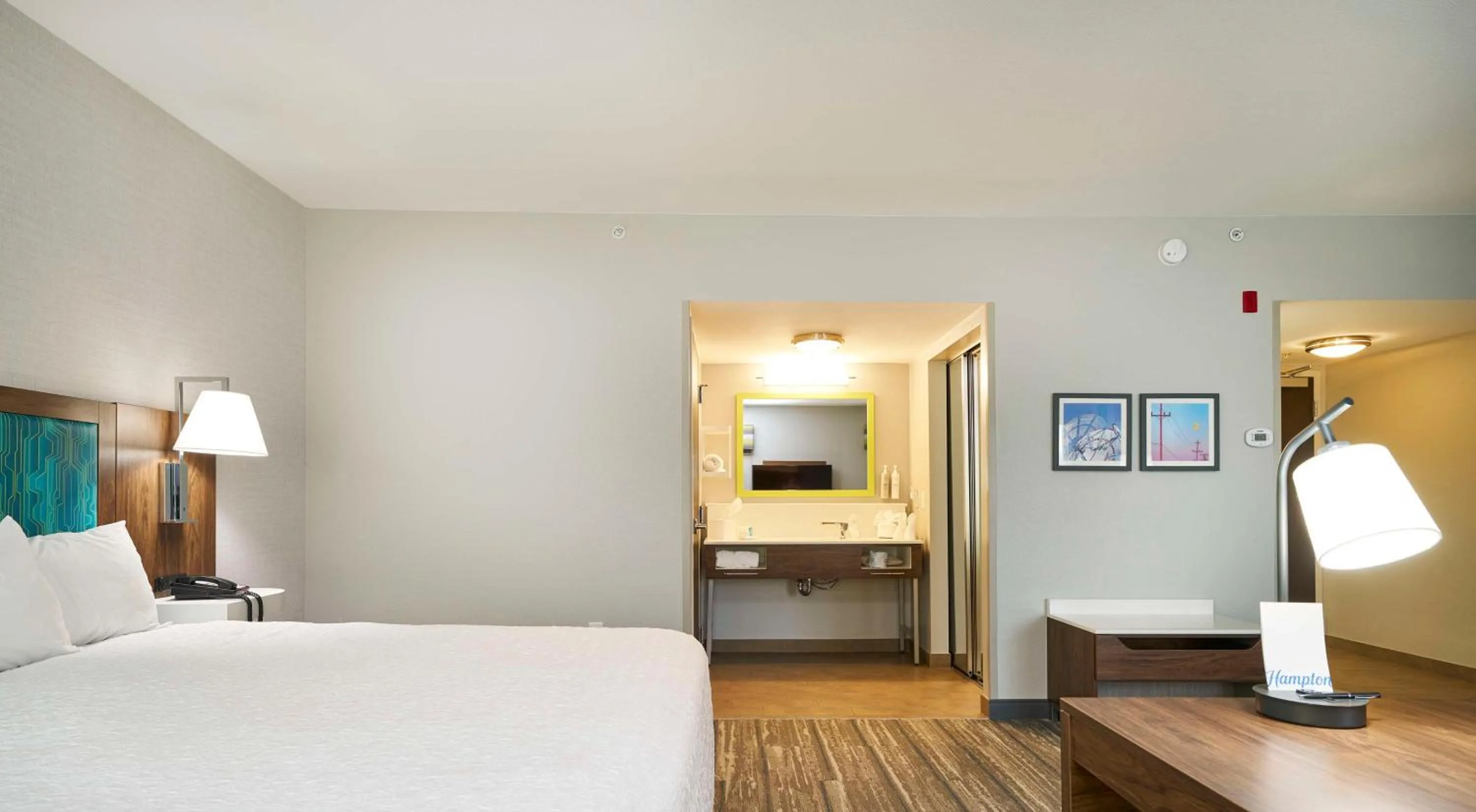 Bedroom, Bed in Hampton Inn & Suites Salinas